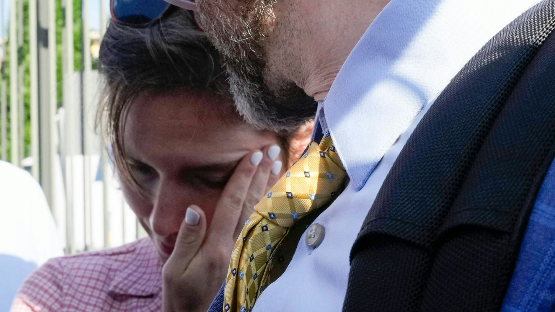 Rückkehr nach über 15 Jahren: Amanda Knox weint bei ihrer Ankunft am Gericht in Florenz. Eine Kamera hatte sie am Kopf getroffen.