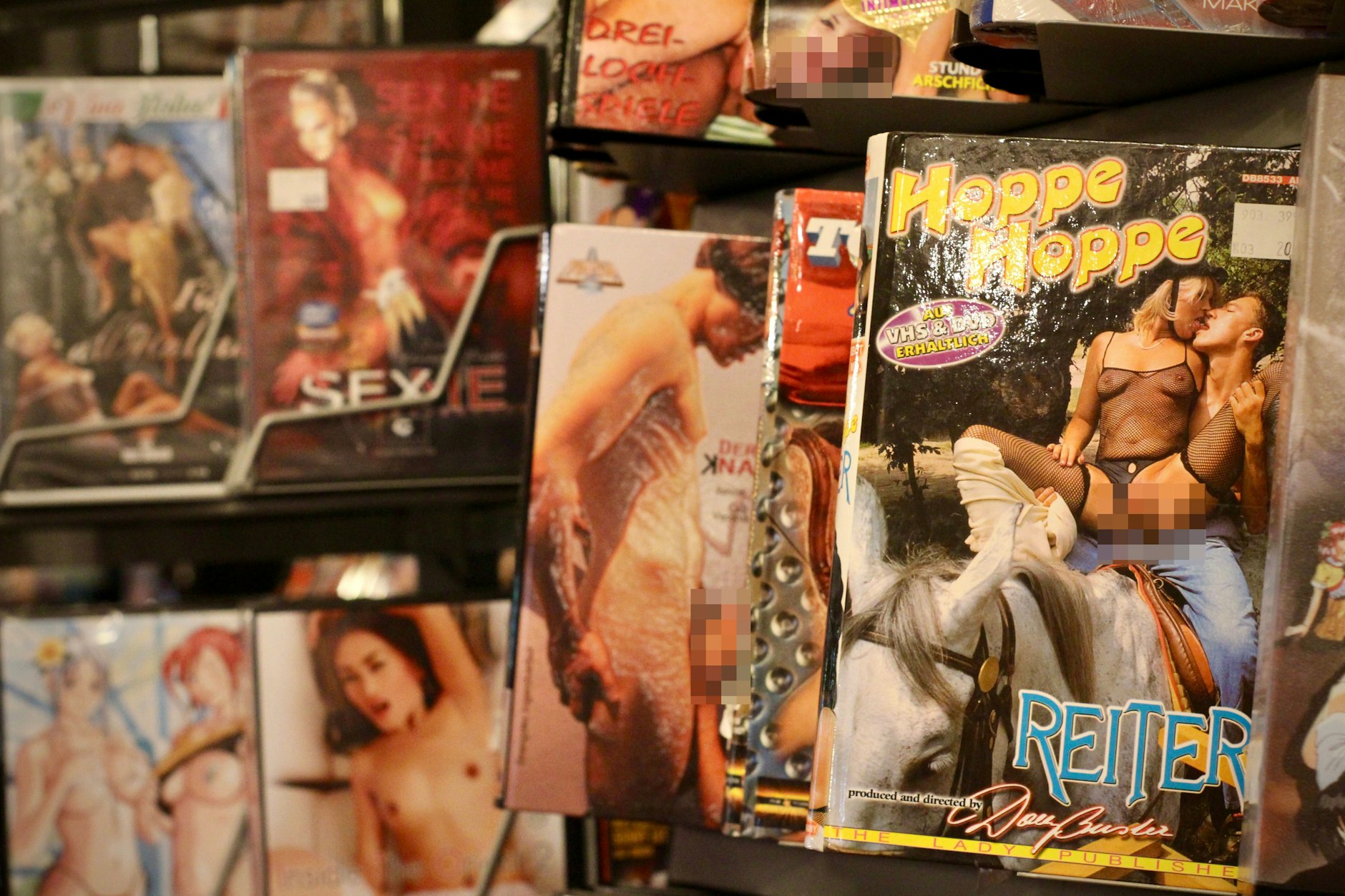 Die kleinste und skurrilste Erotik-Oase Berlins – versteckt in einer Kleingartenanlage. Annerose Koschinski führt seit 1991 ihren besonderen Sexshop – und erlebt die Berliner Sex-Problemchen hautnah!