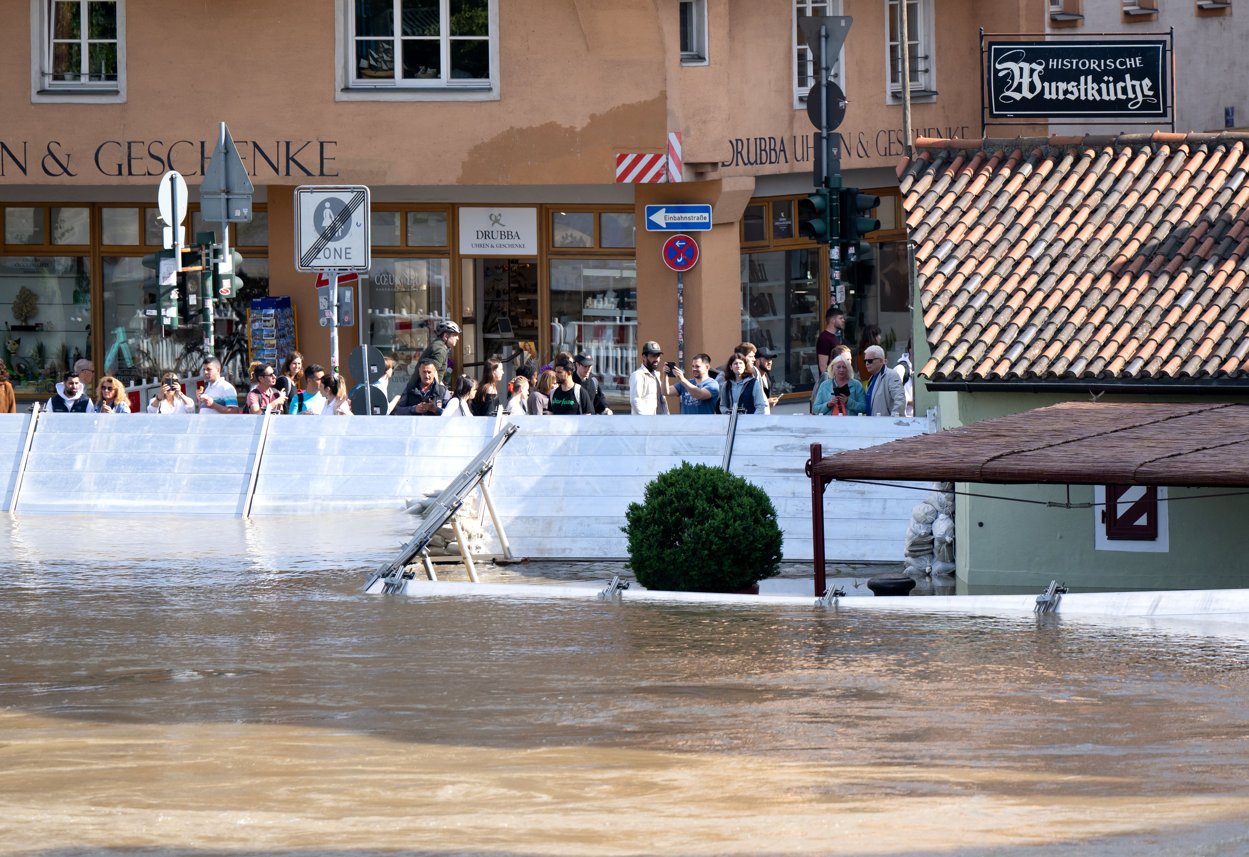Hochwasser in Bayern und Baden-Württemberg: Pegel sinken, doch keine Entwarnung