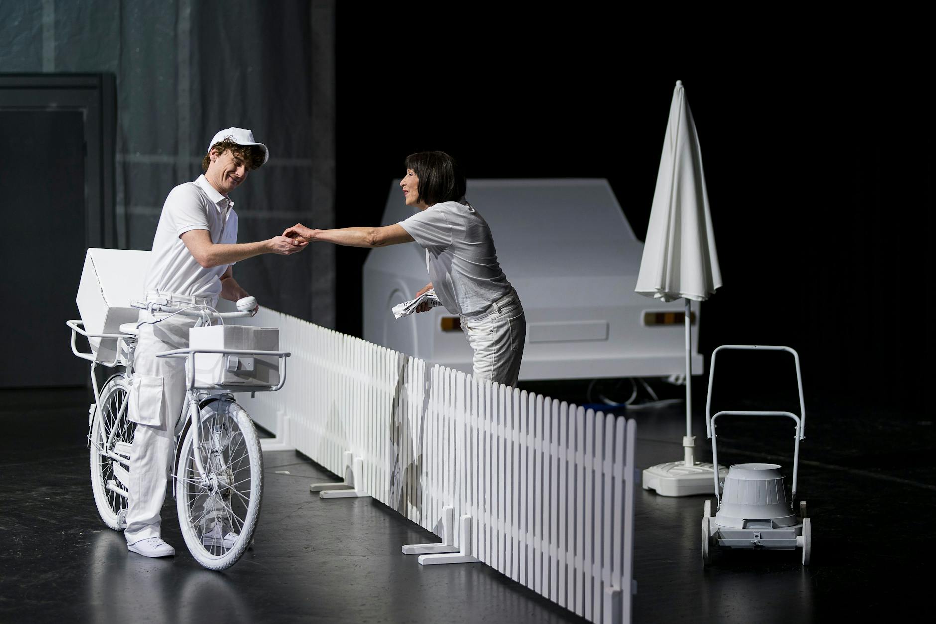 Szene mit Paul-Antoine Mörpel und Sabine Krug aus „Das beispielhafte Leben des Samuel W.“ vom Gerhart-Hauptmann-Theater Görlitz-Zittau