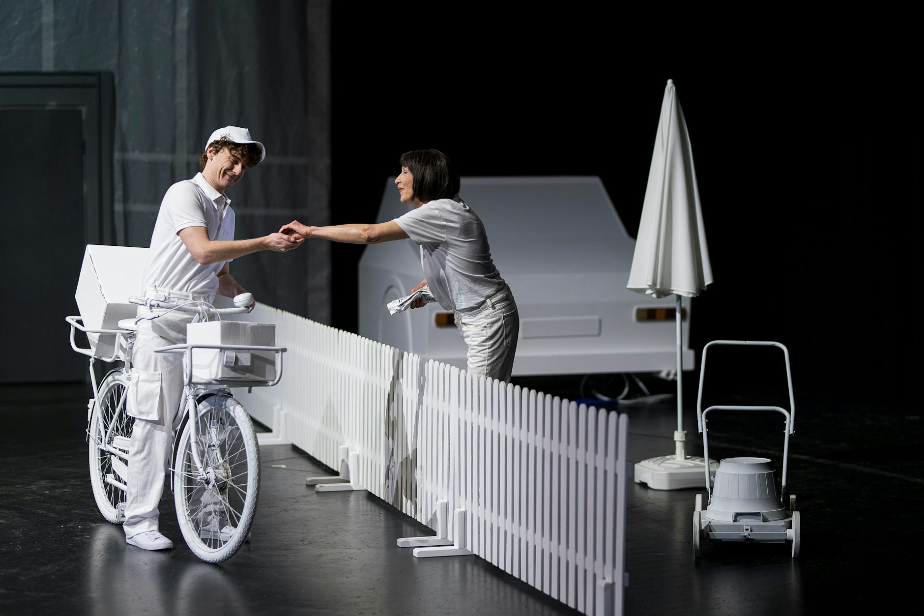 Szene mit Paul-Antoine Mörpel und Sabine Krug aus „Das beispielhafte Leben des Samuel W.“ vom Gerhart-Hauptmann-Theater Görlitz-Zittau