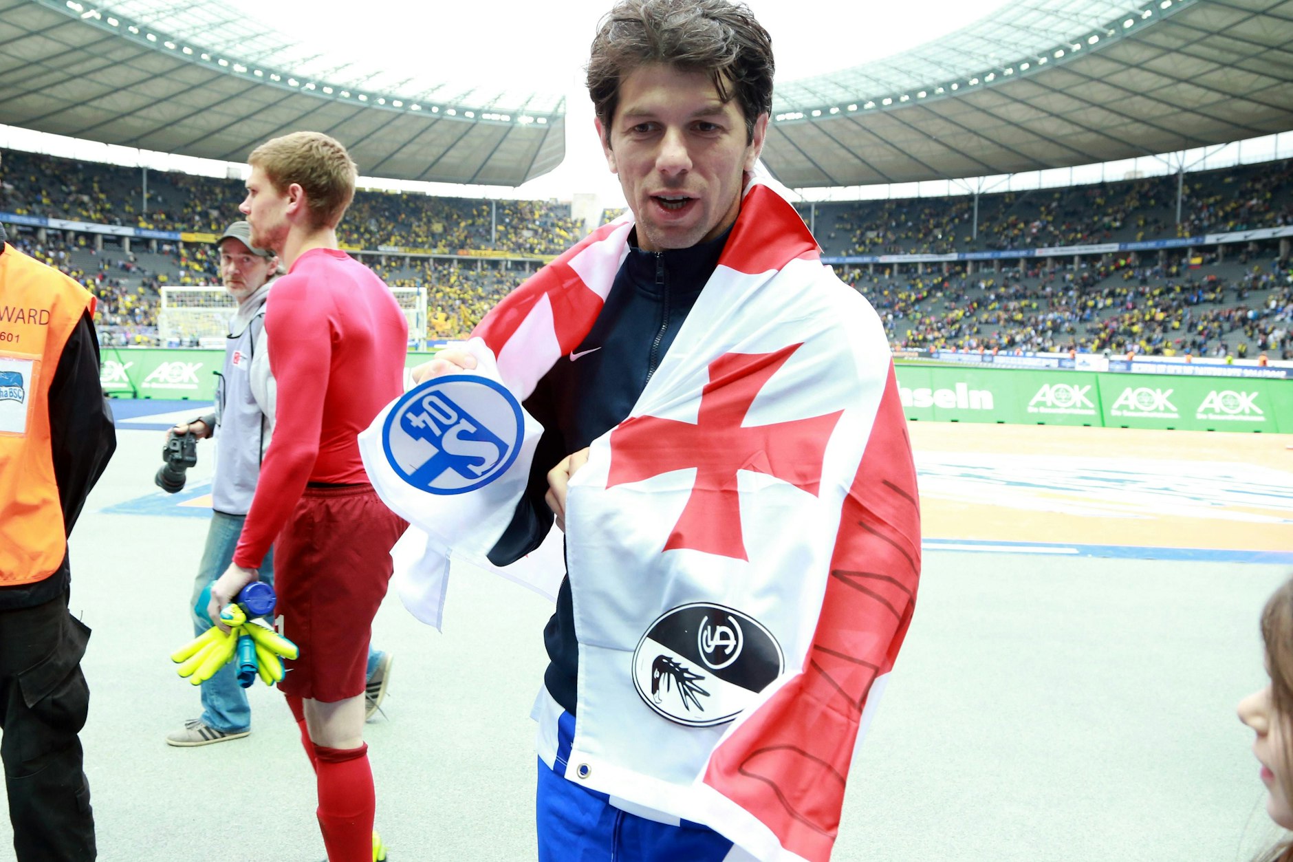 Lewan Kobiaschwili hat sich bei seinem Abschied 2014 im Olympiastadion die Flagge Georgiens um die Schulter gehängt, die Logos seiner Ex-Vereine sind auch mit dabei.