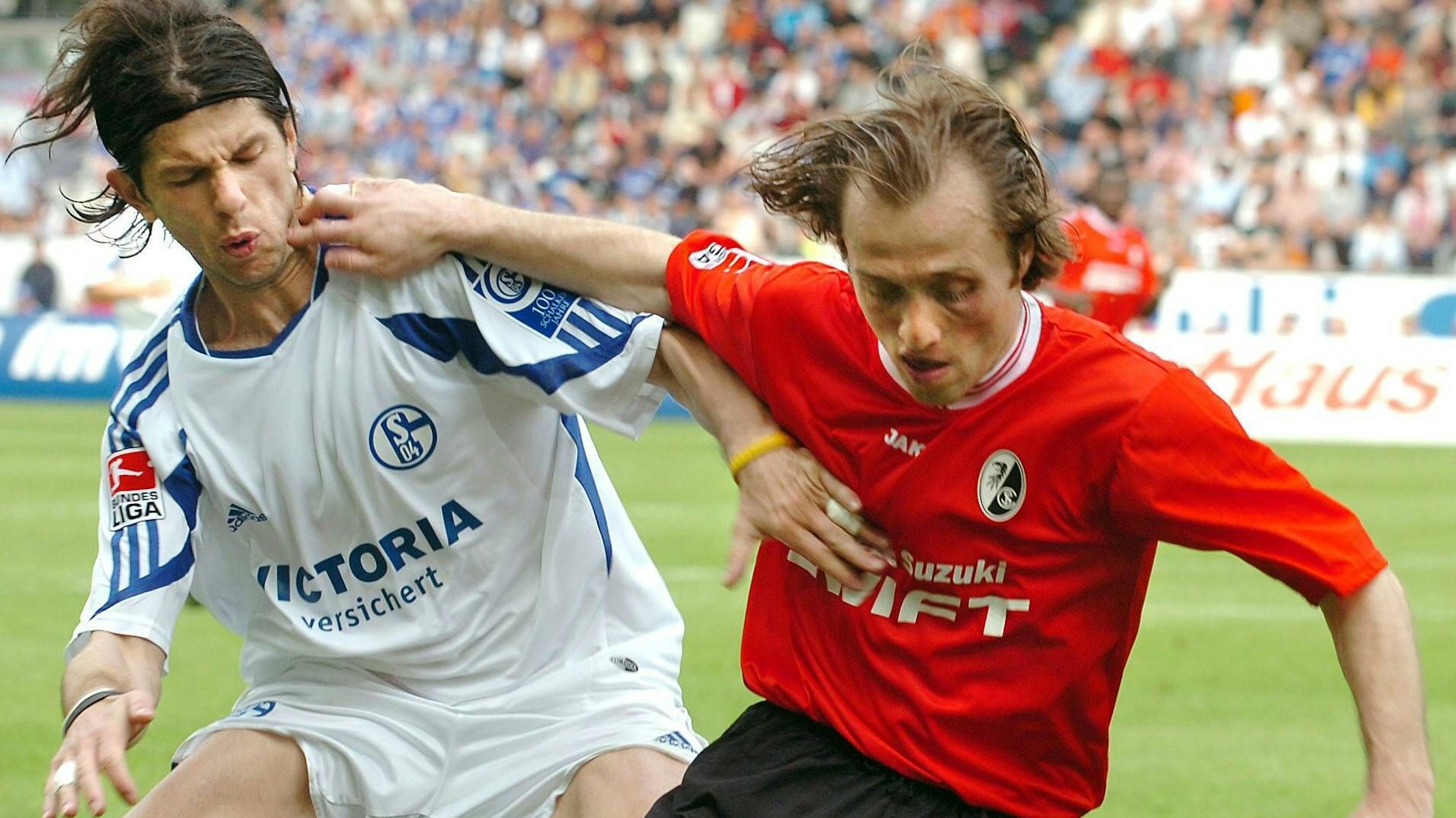 In der Bundesliga lieferten sich Levan Kobiashwili (Schalke/l.) und Aleksandr Iashwili (Freiburg) rassige Duelle. Jetzt führen sie gemeinsam Georgiens Verband.