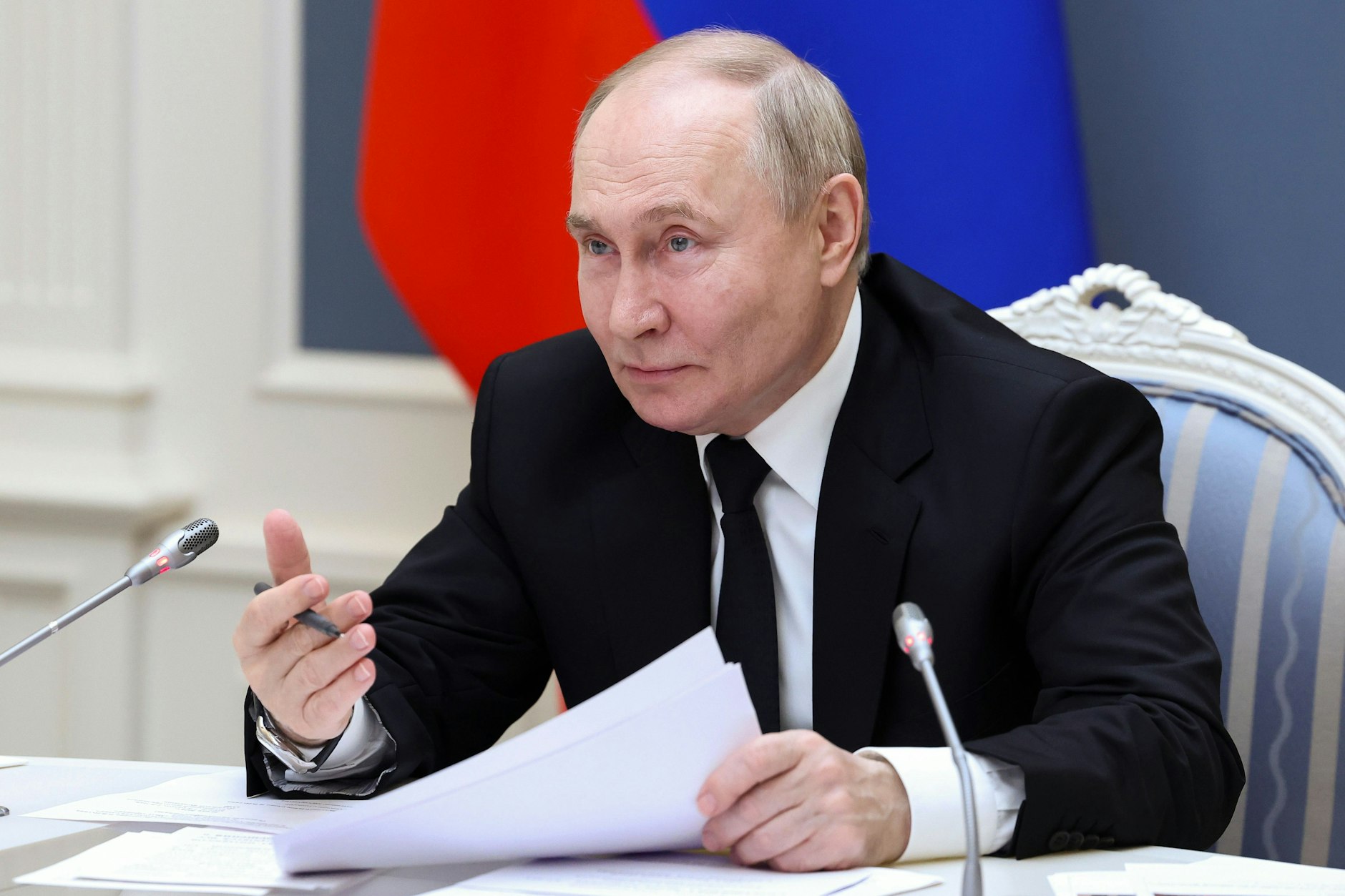 Auf diesem von der staatlichen russischen Nachrichtenagentur Sputnik veröffentlichten Foto gestikuliert der russische Präsident Wladimir Putin.
