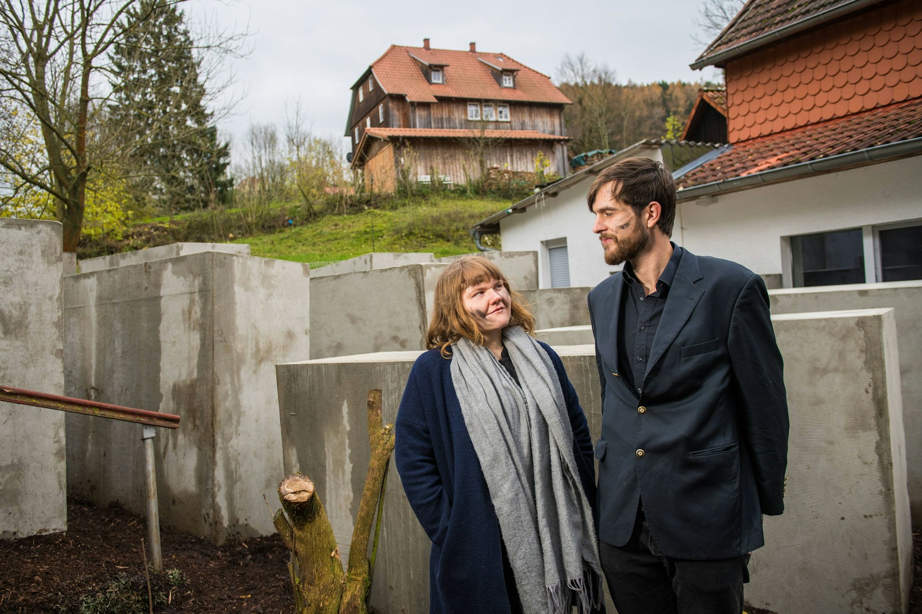 Zentrum für politische Schönheit: Mitglieder der Organisation Jenni Mol und Morius Enden im Holocaust-Mahnmal in Bornhagen, im Hintergrund befindet sich das Haus von Björn Höcke.
