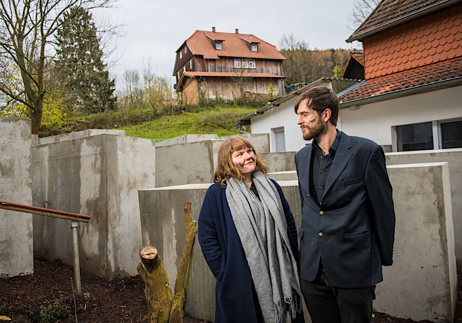 Zentrum für politische Schönheit: Mitglieder der Organisation Jenni Mol und Morius Enden im Holocaust-Mahnmal in Bornhagen, im Hintergrund befindet sich das Haus von Björn Höcke.
