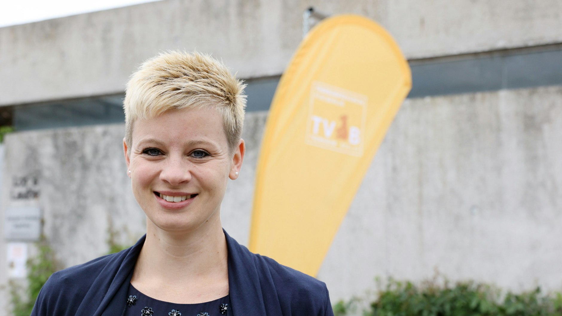 Vorstandsvorsitzende des Tierschutzvereins Berlin Eva Rönspieß (35) begrüßt die Gäste.