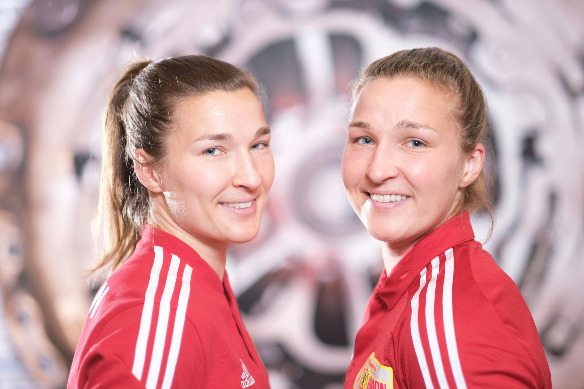 Katja und Dina Orschmann (v.l.) wollen mit den Fußballerinnen des 1. FC Union Berlin am Sonntag im Stadion An der Alten Försterei einen großen Schritt in Richtung 2. Bundesliga machen.