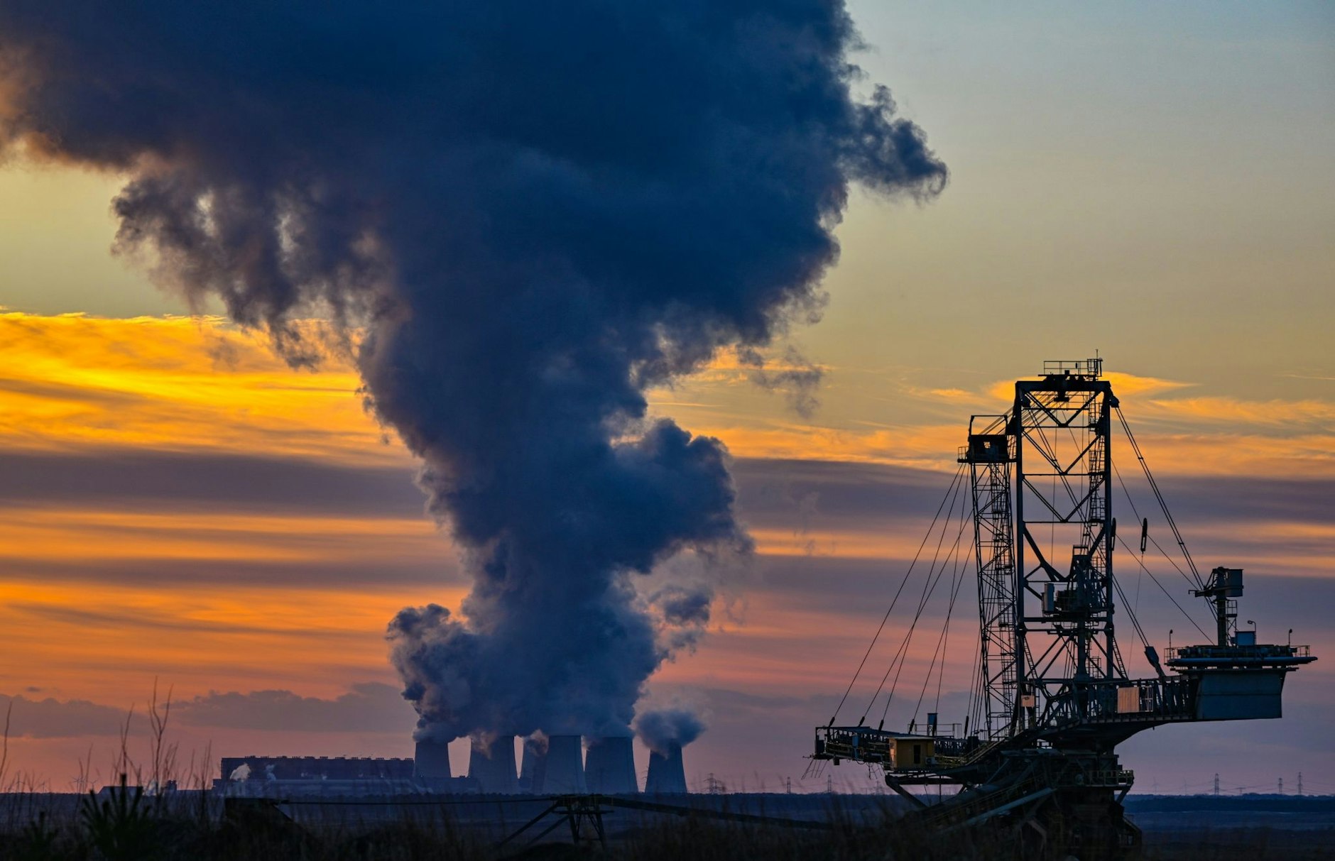ARCHIV - Wasserdampf steigt aus dem Braunkohlekraftwerk Jänschwalde der Lausitz Energie Bergbau AG auf: Leag-Chef Thorsten Kramer sagt, die Entschädigung sei ein essenzieller Baustein für die weitere erfolgreiche Transformation des Unternehmens zu einem «grünen Powerhouse».  