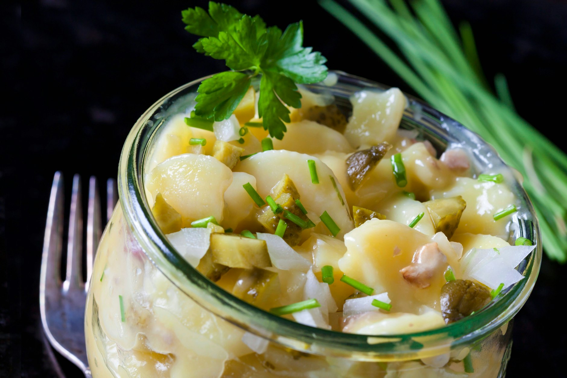 Das Rezept für Kartoffelsalat ohne Mayonnaise sollten Sie unbedingt probieren. 
