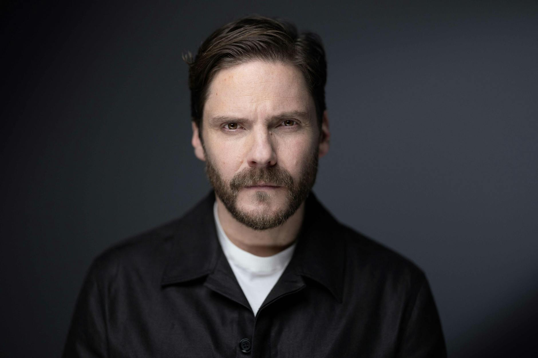 Wir haben Daniel Brühl vor der ersten großen Premiere der Miniserie „Becoming Karl Lagerfeld“ in Cannes getroffen.