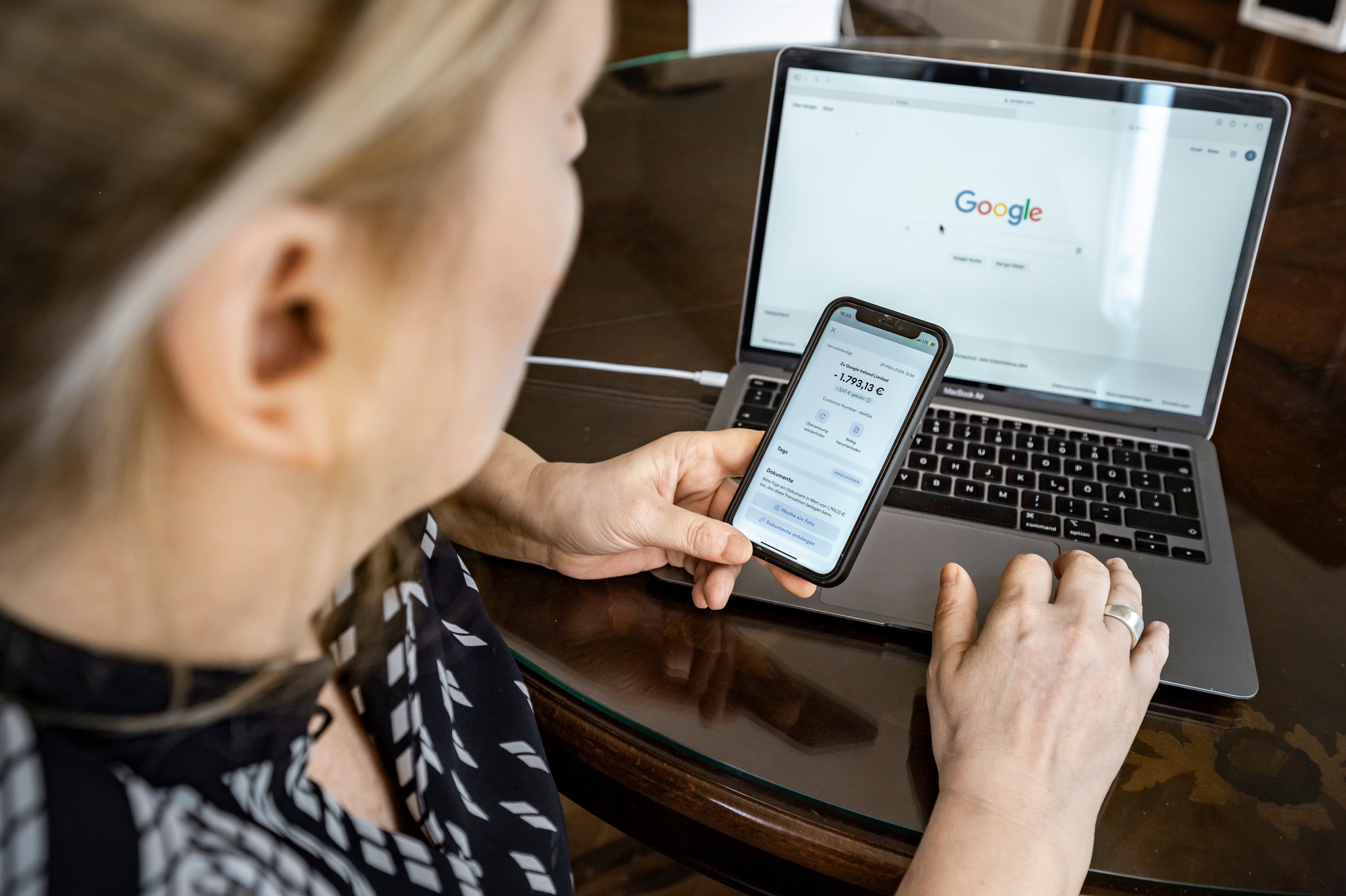 Fehlüberweisung an Google: Berlinerin zahlt 5379 Euro und bekommt ihr Geld nicht zurück