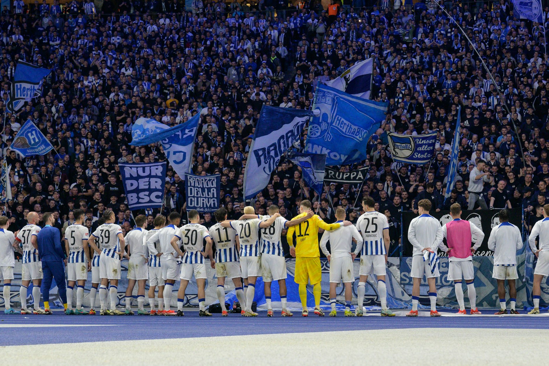 Herthas Fans sorgen für neue Rekorde. Der Dauerkartenverkauf erreicht neue Dimensionen. Die Ostkurve im Olympiastadion ist bereits komplett ausverkauft.
