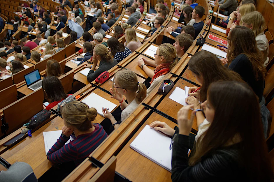 Studenten und Studentinnen sitzen in einer Vorlesung.