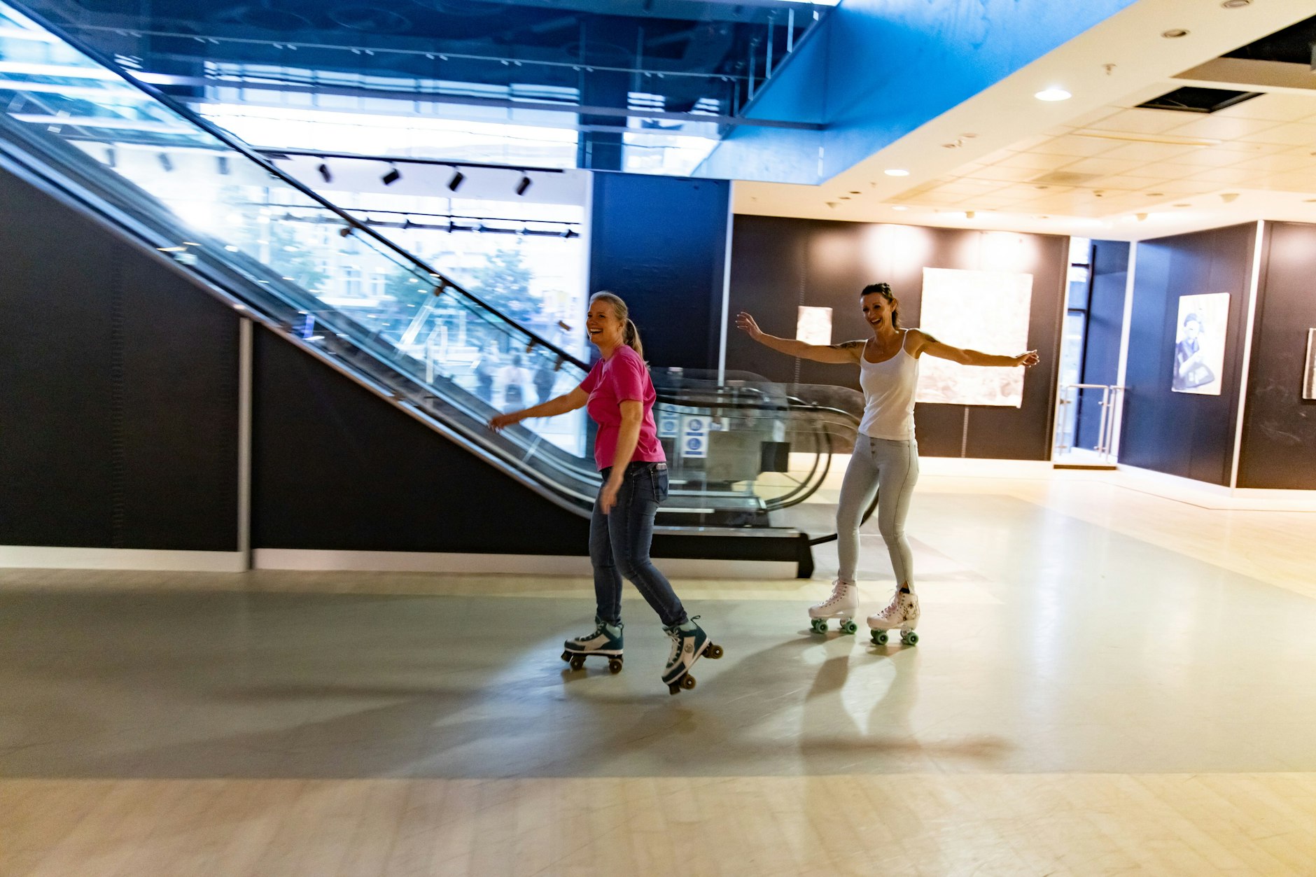 Rollschuhfahren at its best. Stefanie Meier und Kerstin Wandrei (r.) mit rasendem Spaß im leer stehenden Erdgeschoss des ehemaligen Primark im Schloss-Straßen-Center in Berlin-Friedenau.