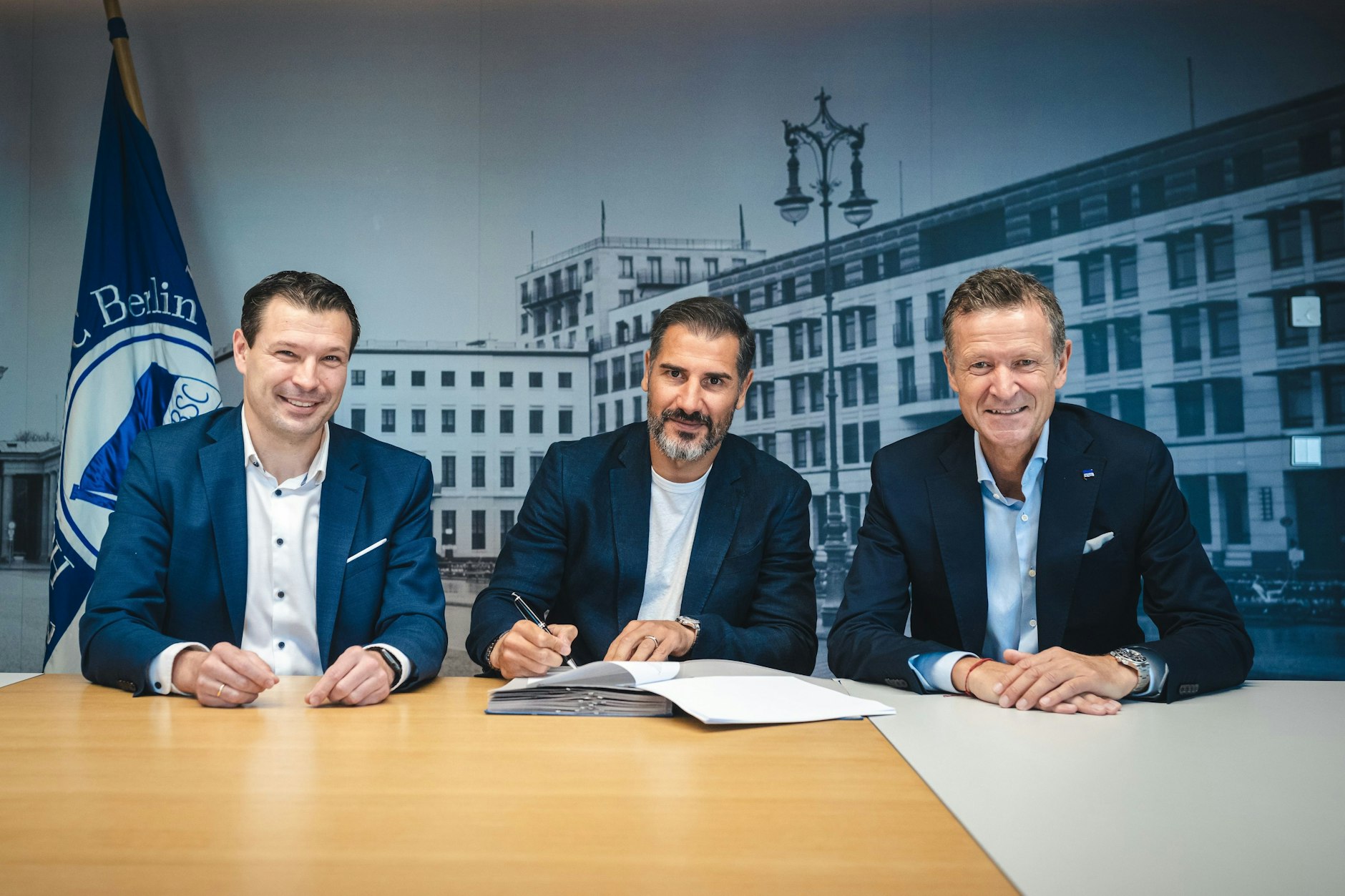 Trainer Cristian Fiel bei der Vertragsunterschrift mit Herthas Sportdirektor Benjamin Weber und Geschäftsführer Tom Herrch.