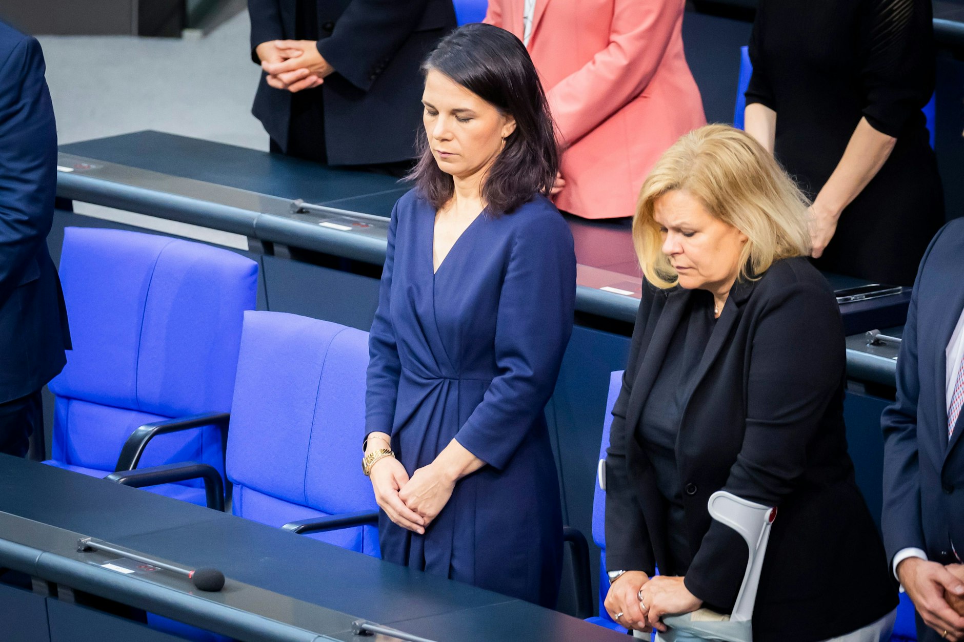 Außenministerin Annalena Baerbock (Grüne) und Bundesinnenministerin Nancy Faeser (SPD) gedenken im Bundestag des in Mannheim getöteten Polizisten.