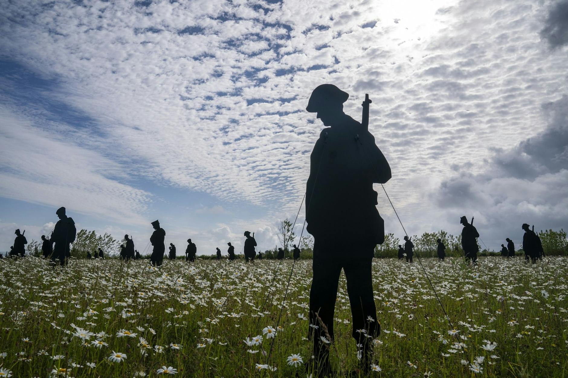 Die Installation «Standing with Giants» in der britischen Gedenkstätte in der Normandie vor dem 80. Jahrestag des D-Day.