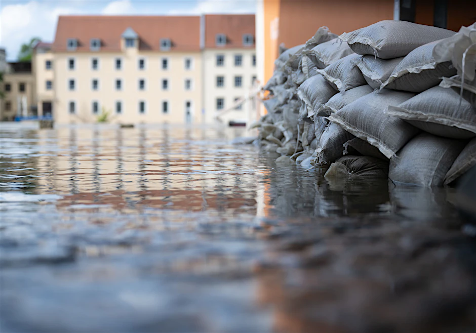 Sandsäcke schützen in der Altstadt von Regensburg am Donauufer die Einfahrt von einer Garage. Seit Tagen kämpfen die Helfer in Bayern gegen die Flut und ihre Folgen.