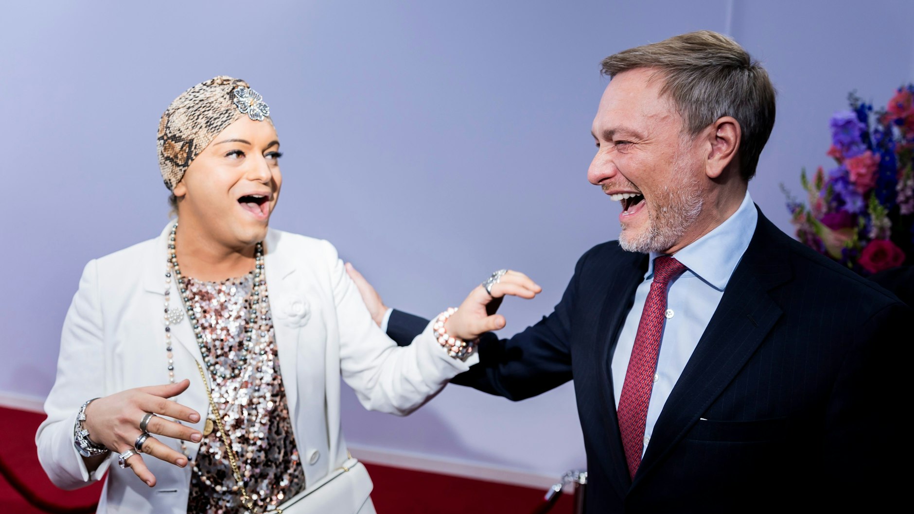 Julian F. M. Stoeckel durfte bei der Bertelsmann-Party in Berlin Prominente wie Bundesfinanzminister Christian Lindner (FDP) interviewen.