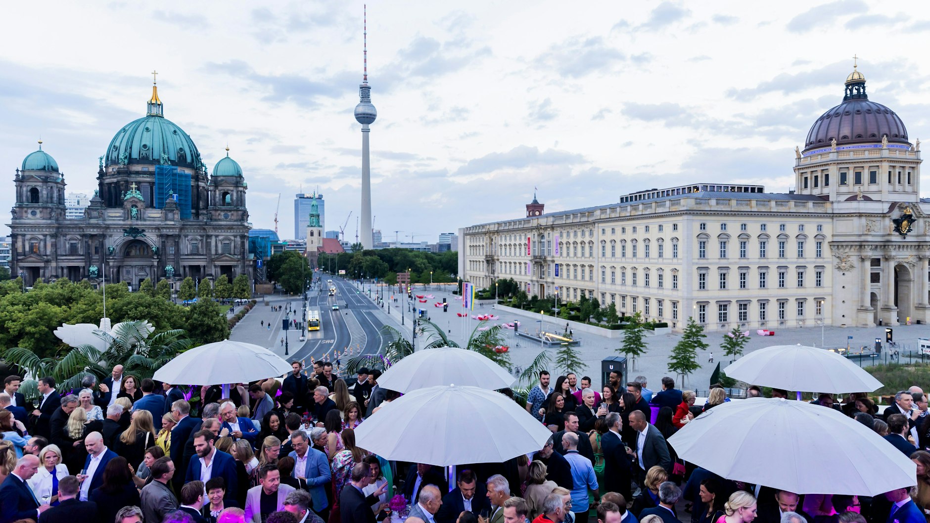 Dichtes Party-Gedränge auf der Dachterrasse der Bertelsmann-Kommandantur in Berlin.