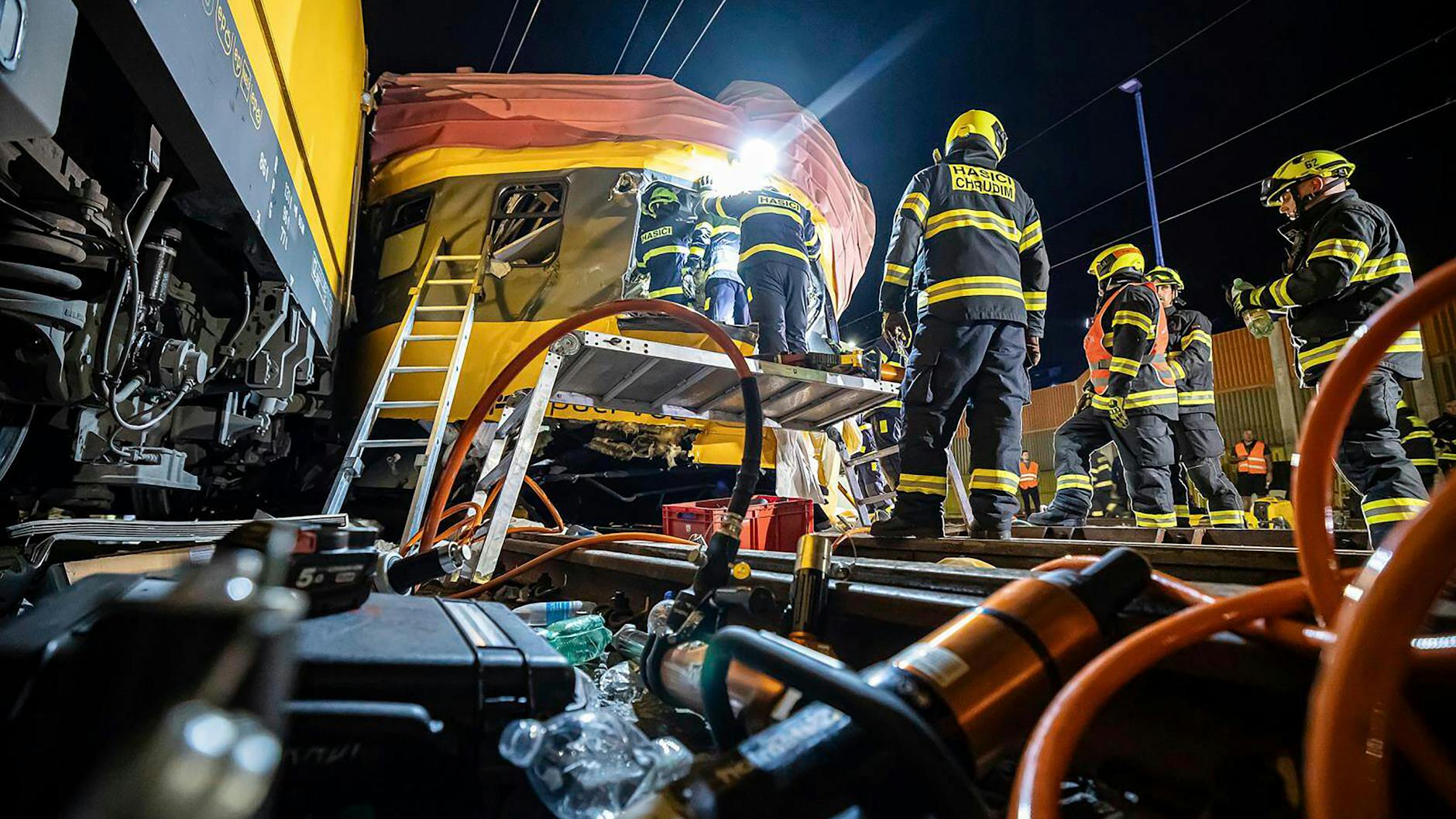 Rettungskräfte helfen verletzten Fahrgästen nach dem Zusammenstoß zweier Züge in Pardubice.