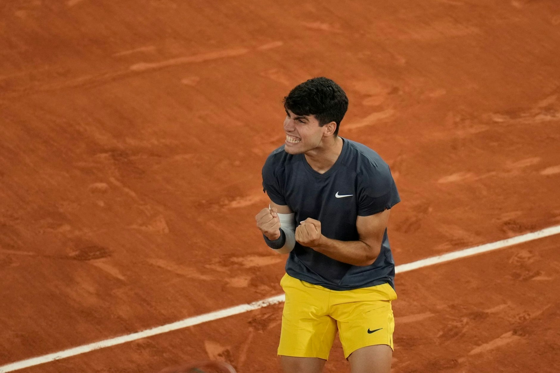 Carlos Alcaraz gewinnt im Viertelfinale der French Open gegen Stefanos Tsitsipas.