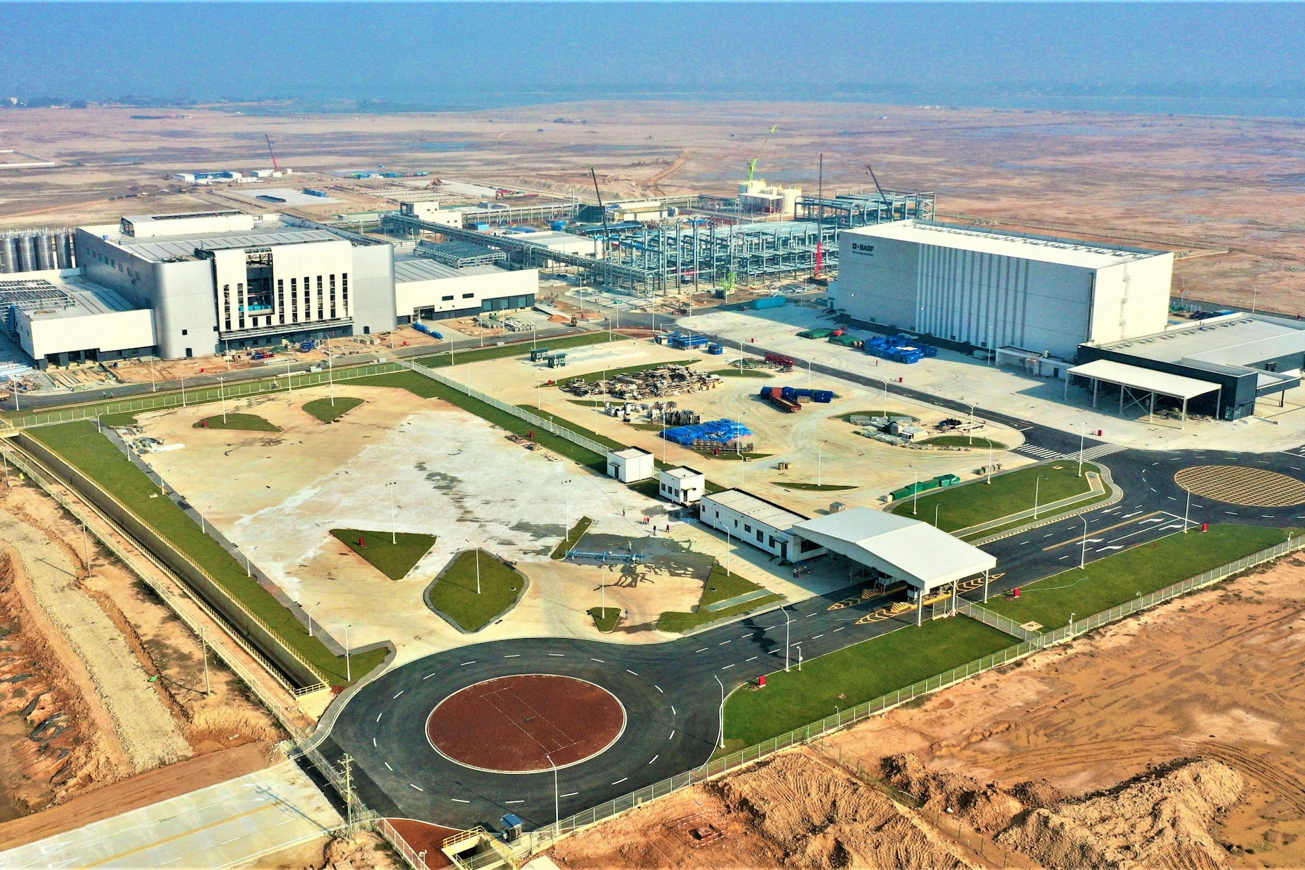 Der neue Verbundstandort von BASF im chinesischen Zhanjiang wird nach seiner Fertigstellung im Jahr 2030 der drittgrößte sein. Insgesamt investiert das Unternehmen zehn Milliarden Euro in den neuen Standort.