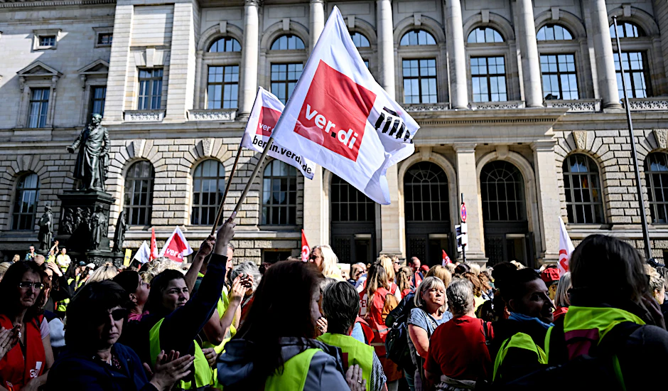 Demonstranten stehen vor dem Berliner Abgeordnetenhaus bei der Kundgebung streikender Kita-Erzieher.&nbsp;