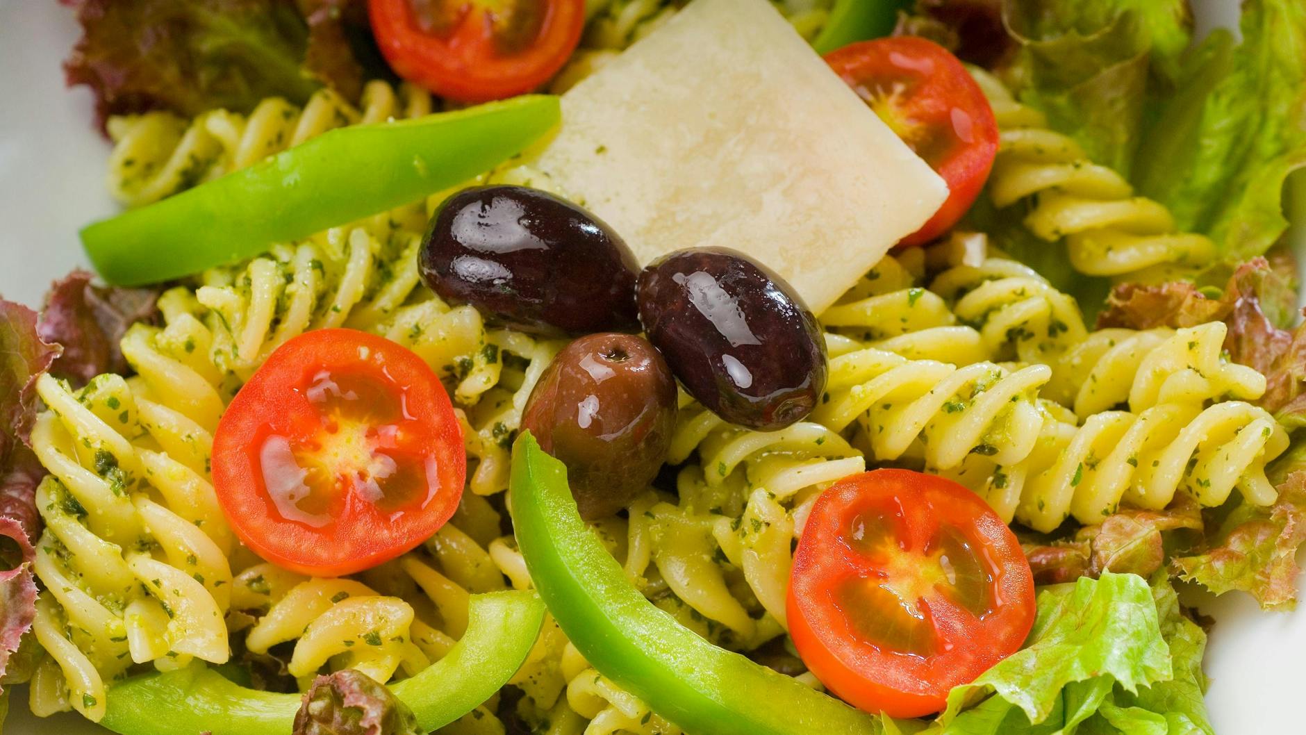 Probieren Sie das Rezept für Nudelsalat ohne Mayonnaise gleich mal aus.
