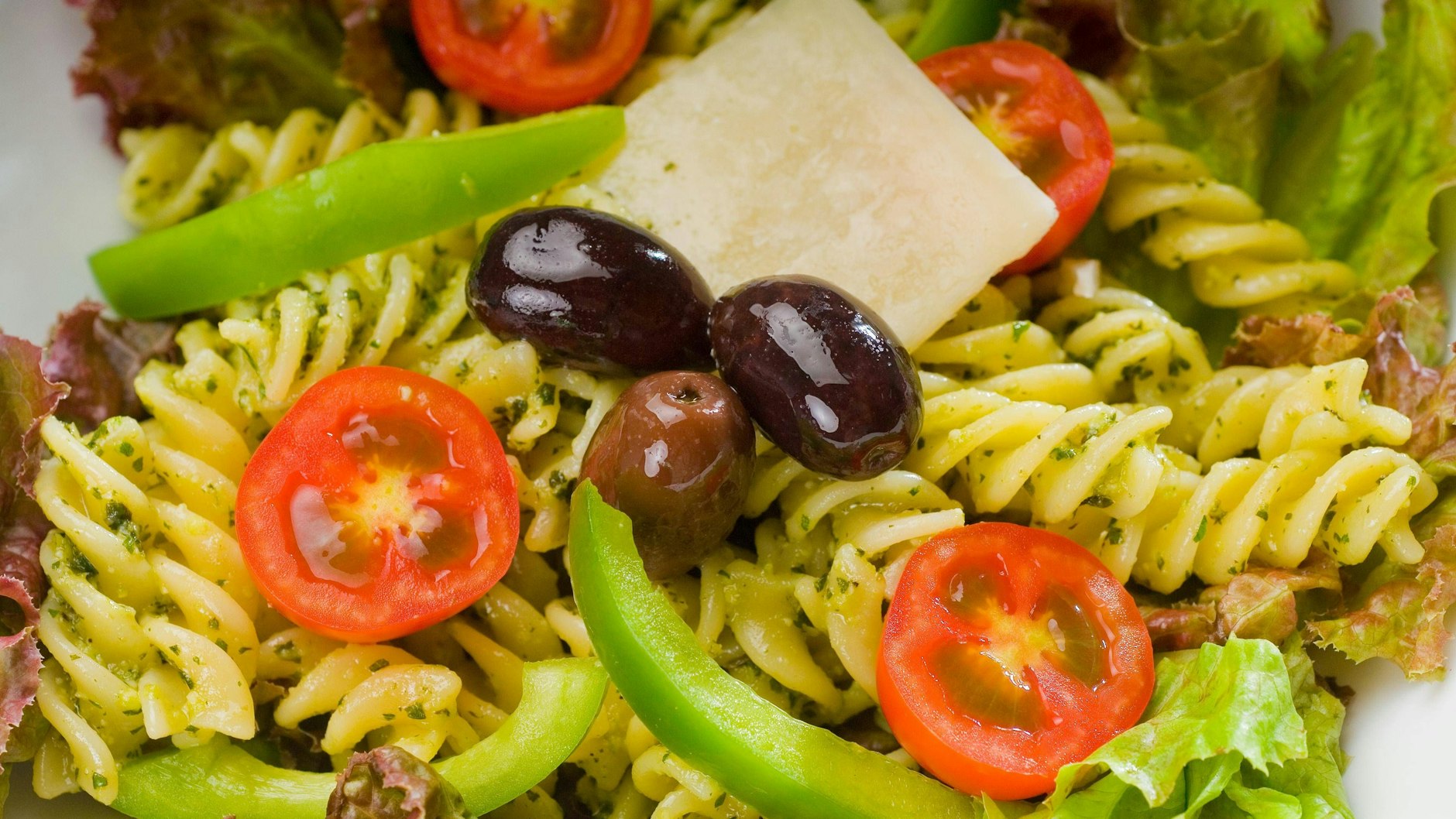 Probieren Sie das Rezept für Nudelsalat ohne Mayonnaise gleich mal aus.