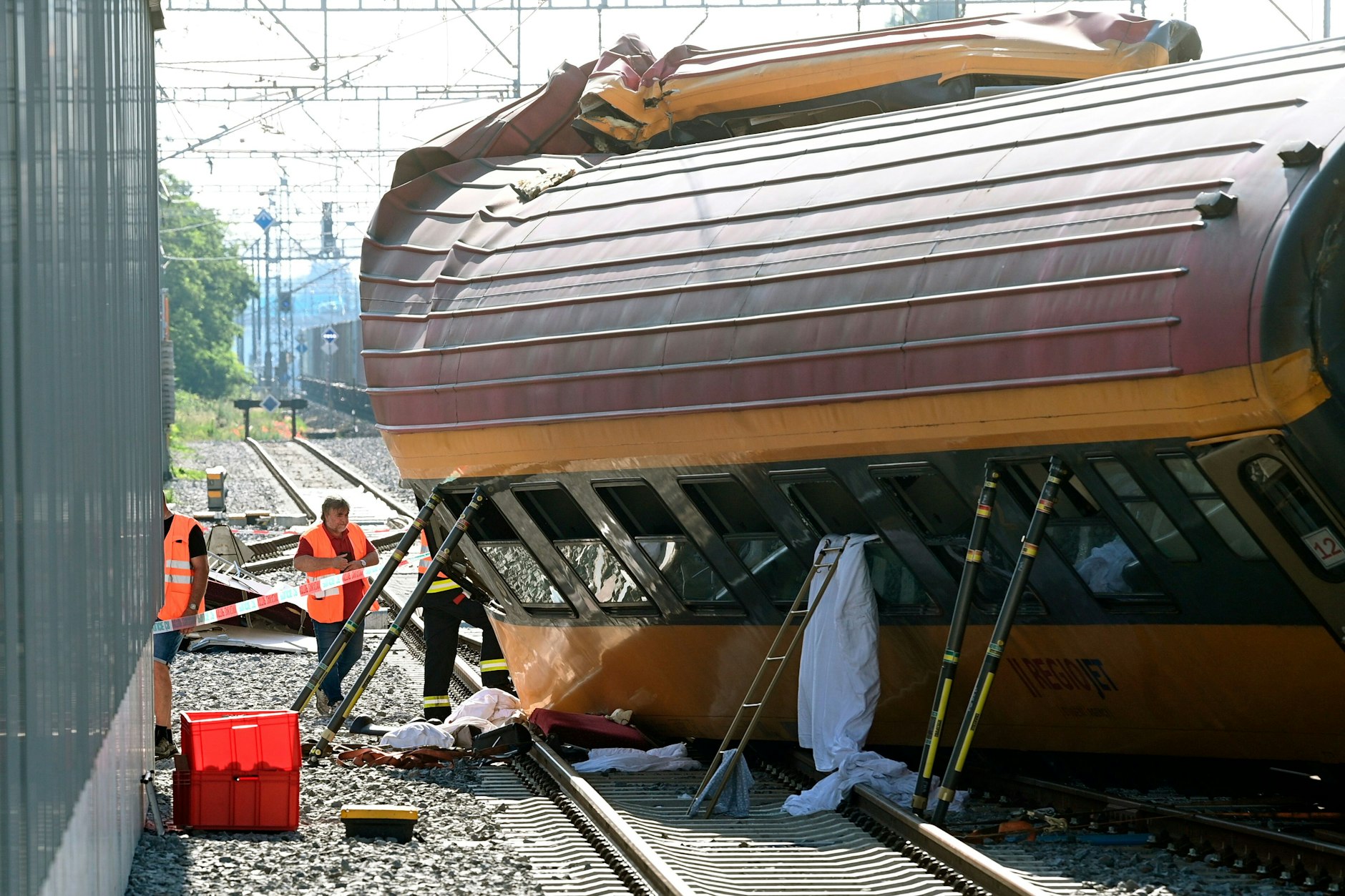 Rettungskräfte arbeiten an der Unfallstelle nach dem Zusammenstoß zweier Züge in Pardubice.&nbsp;