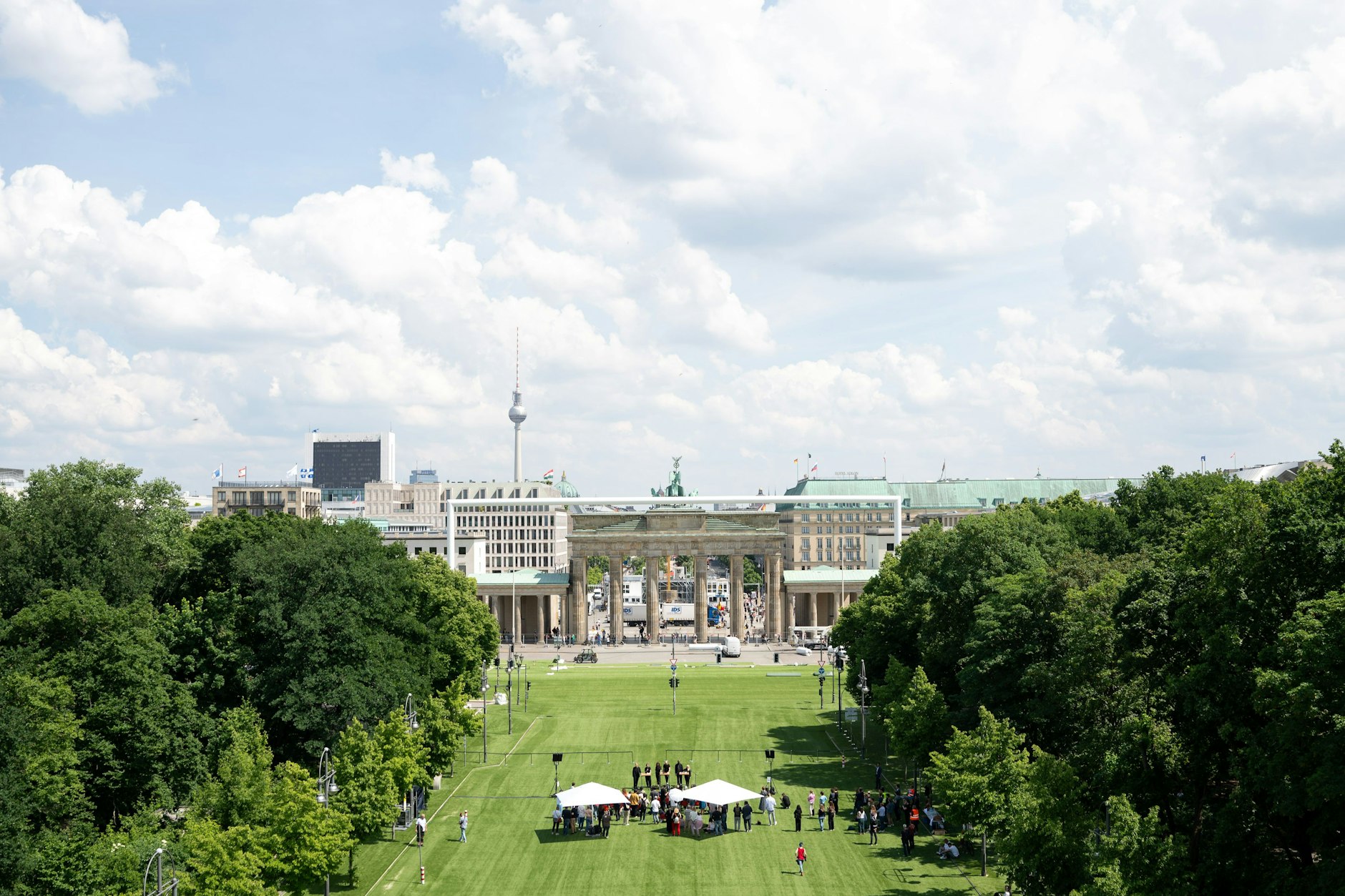 In Berlin wurde in der Fan-Zone extra Kunstrasen verlegt. 