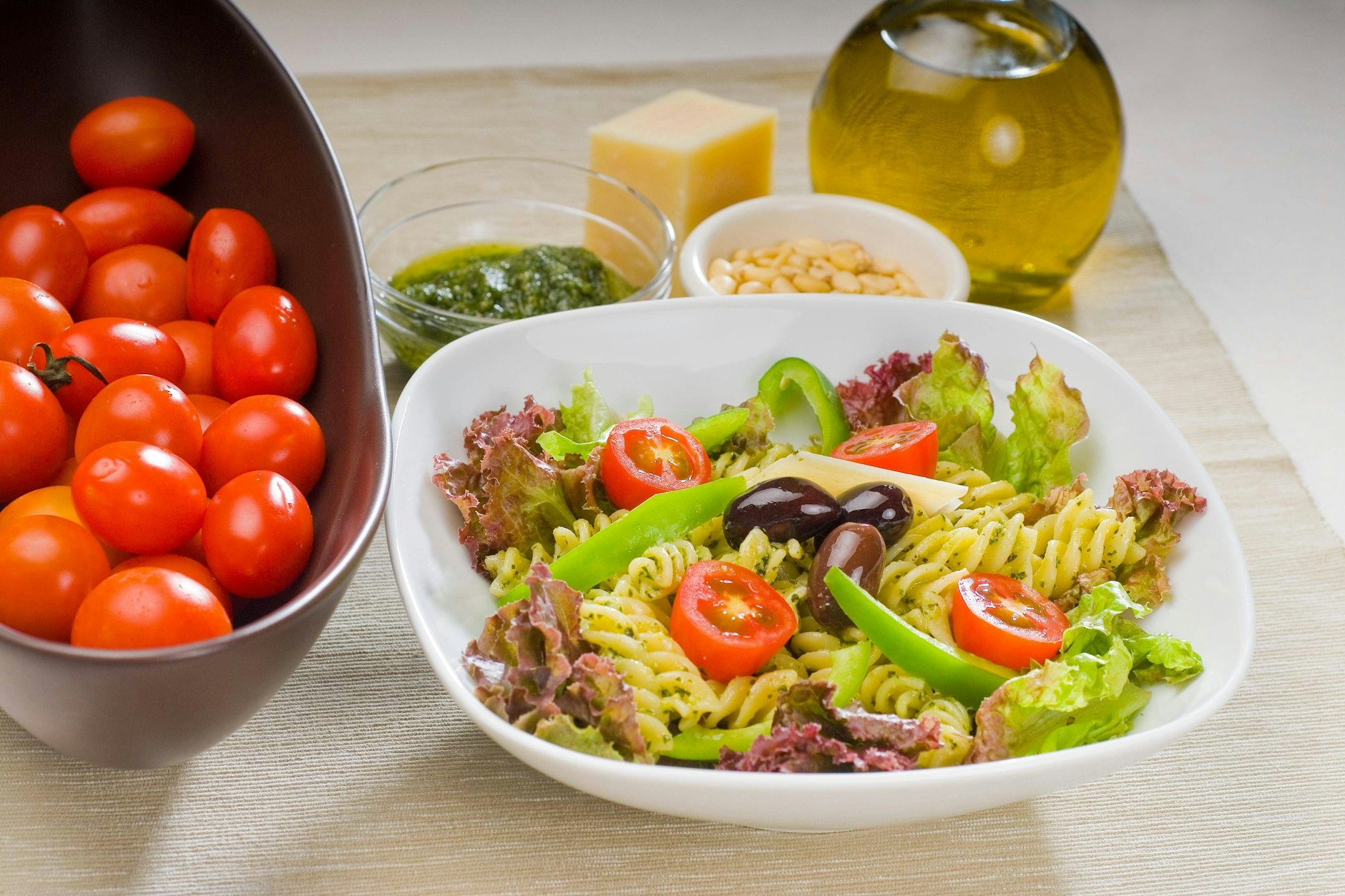 Das Rezept für Nudelsalat ohne Mayonnaise ist gesund und lecker. 