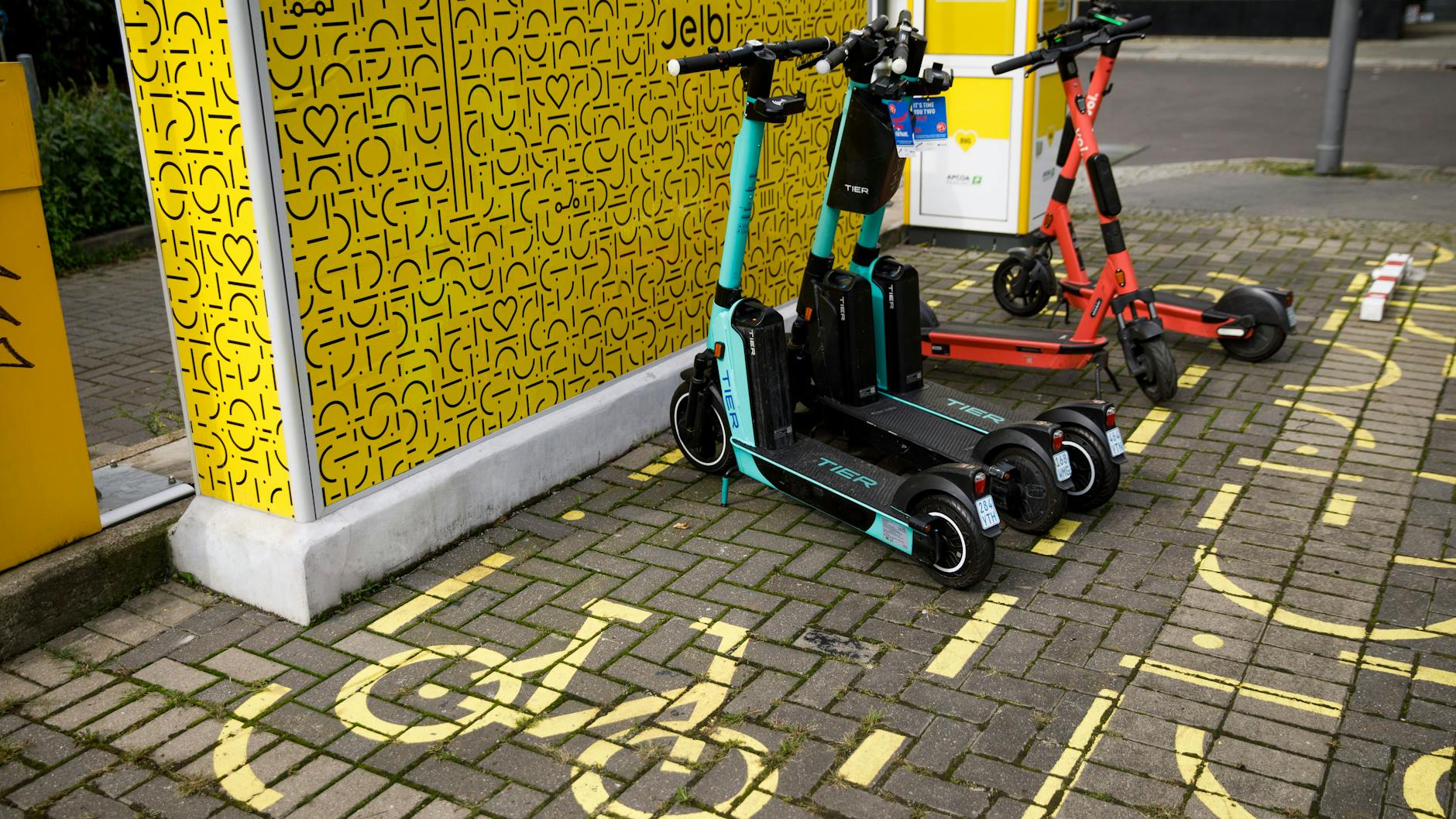 Elektroscooter stehen an einer Jelbi-Mietstation. Zur EM wird in Berlin-Mitte das Angebot ausgeweitet. 