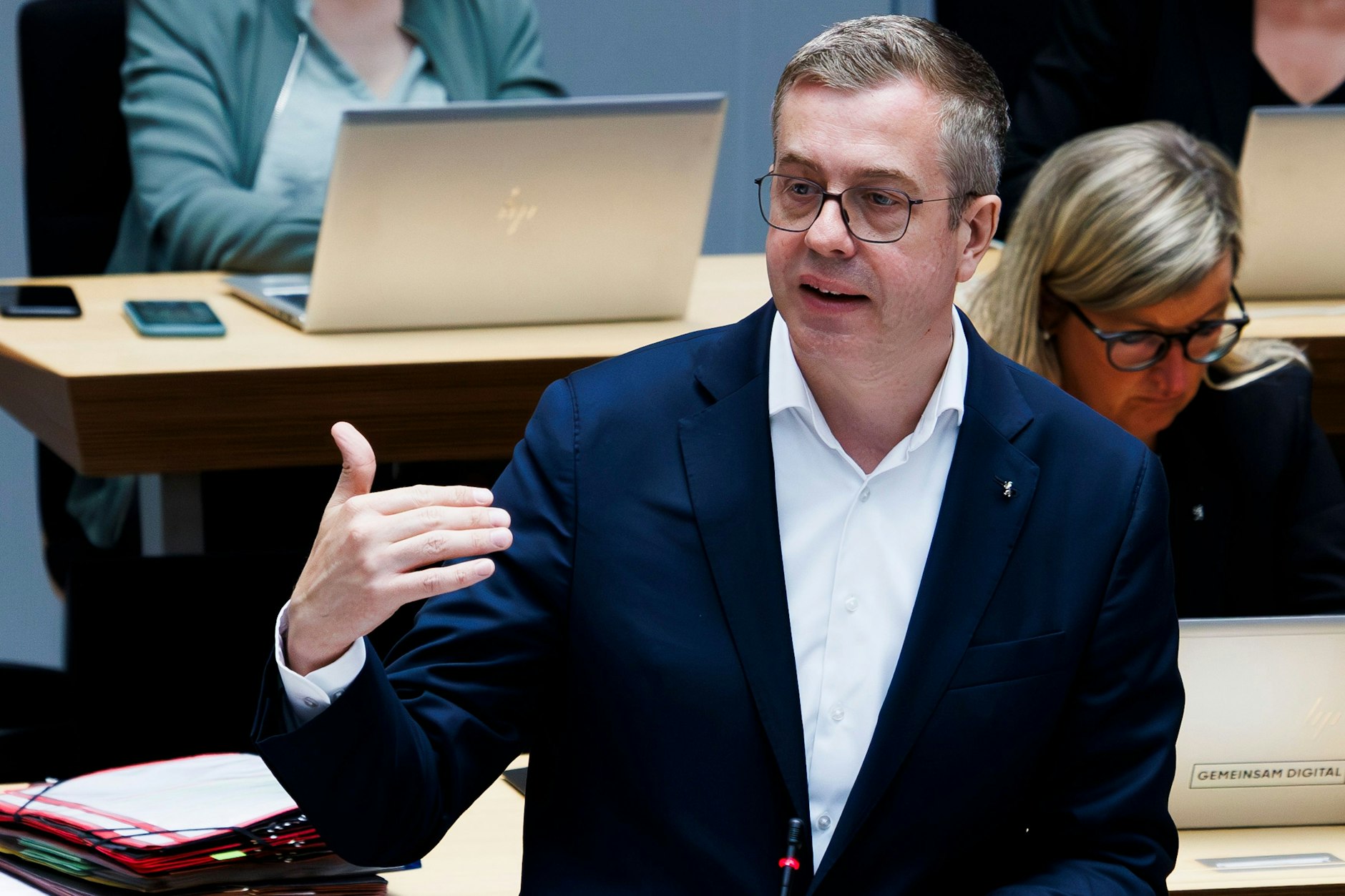 Finanzsenator Stefan Evers (CDU) muss sich gegen Kritik verteidigen.&nbsp;