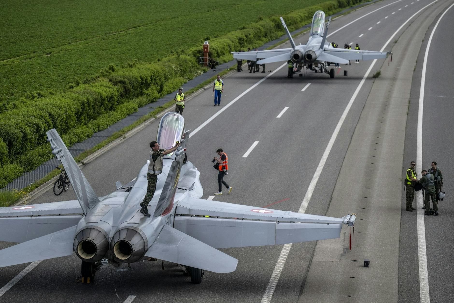 Zwei Kampfflugzeuge auf dem Autobahnabschnitt A1 in Payerne in der Schweiz: Seit den 70er Jahren sperrt die Luftwaffe regelmäßig Autobahnabschnitte um Übungsmanöver durchzuführen.