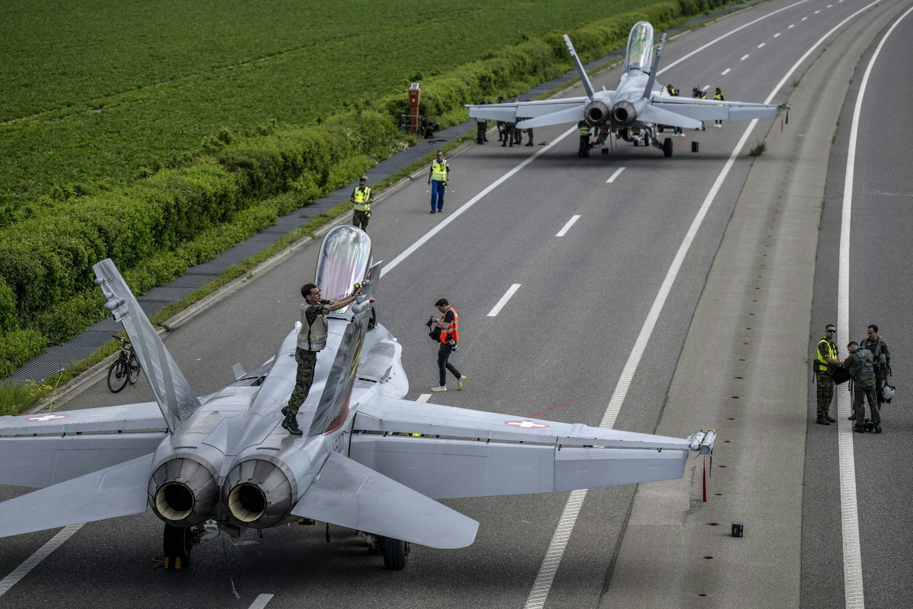Zwei Kampfflugzeuge auf dem Autobahnabschnitt A1 in Payerne in der Schweiz: Seit den 70er Jahren sperrt die Luftwaffe regelmäßig Autobahnabschnitte um Übungsmanöver durchzuführen.  