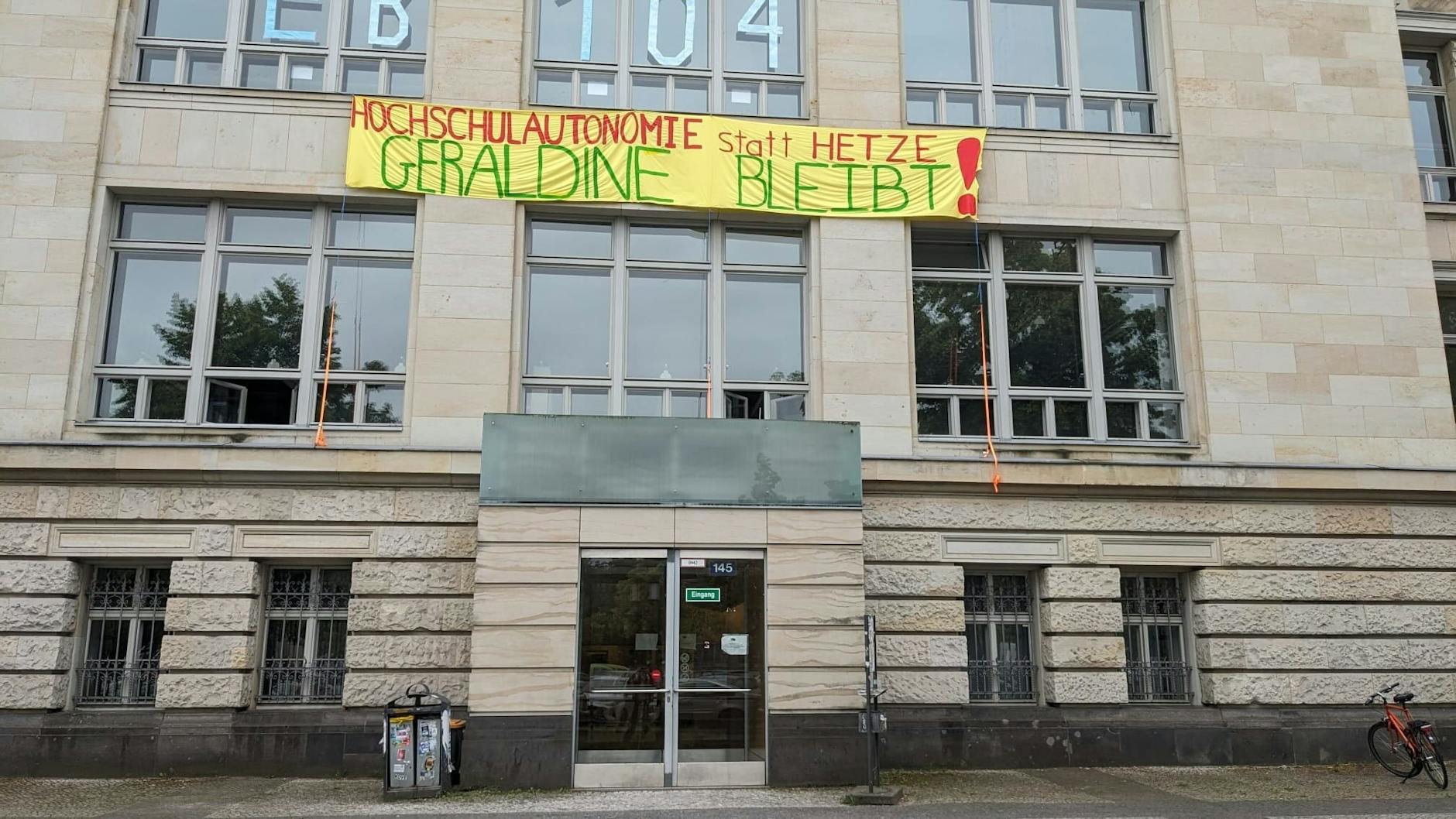 Am Studienkolleg der Technischen Universität Berlin an der Straße des 17. Juni hängt ein Transparent. Die Urheber des Transparents bringen mit dem Plakat ihre Solidarität mit der TU-Präsidentin Geraldine Rauch zum Ausdruck. 
