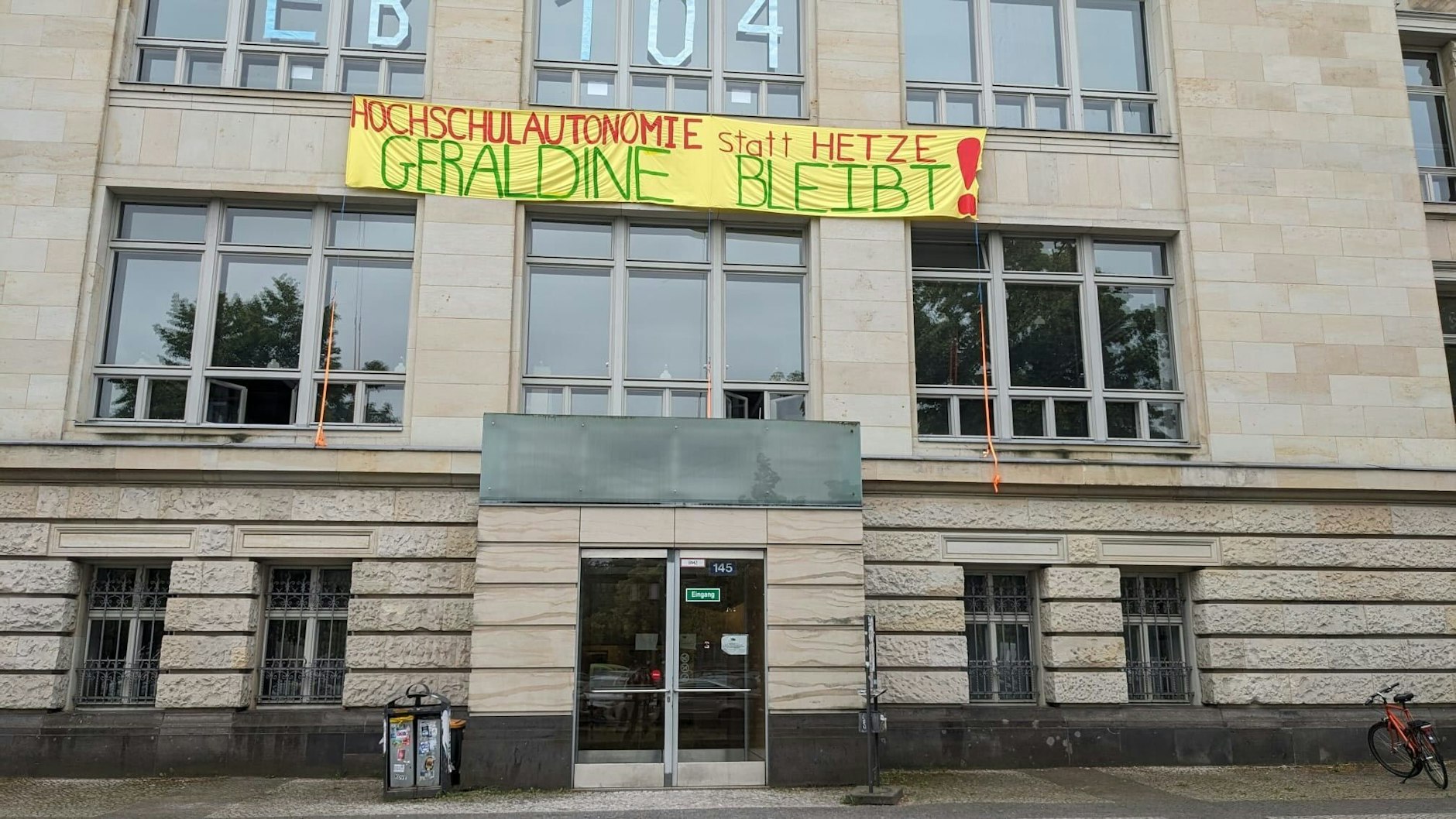 Am Studienkolleg der Technischen Universität Berlin an der Straße des 17. Juni hängt ein Transparent. Die Urheber des Transparents bringen mit dem Plakat ihre Solidarität mit der TU-Präsidentin Geraldine Rauch zum Ausdruck.&nbsp;&nbsp;