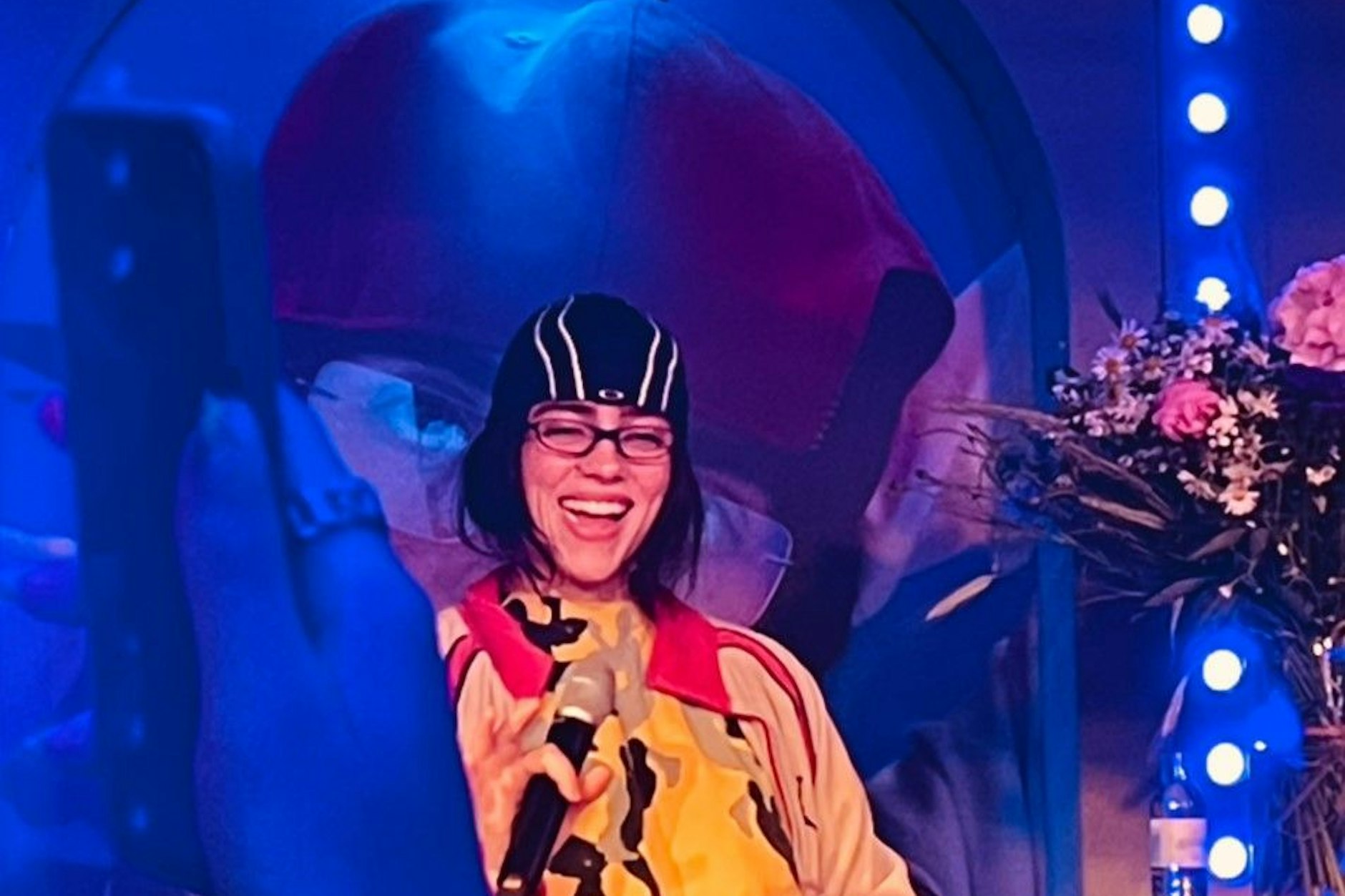 Billie Eilish beim Geheimbesuch in Berlin-Kreuzberg: Unserem Reporter zeigt sie ihr schönstes Lachen.