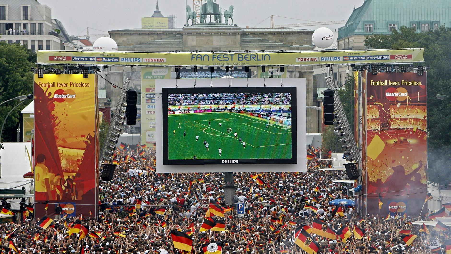  Tausende Zuschauer verfolgten 2006 auf der Fanmeile am Brandenburger Tor in Berlin das WM-Viertelfinale zwischen Deutschland und Argentinien. 