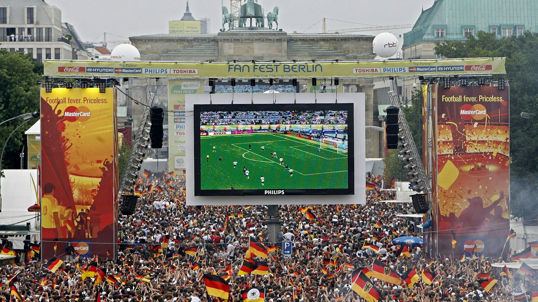 &nbsp;Tausende Zuschauer verfolgten 2006&nbsp; auf der Fanmeile am Brandenburger Tor in Berlin das WM-Viertelfinale zwischen Deutschland und Argentinien.&nbsp;