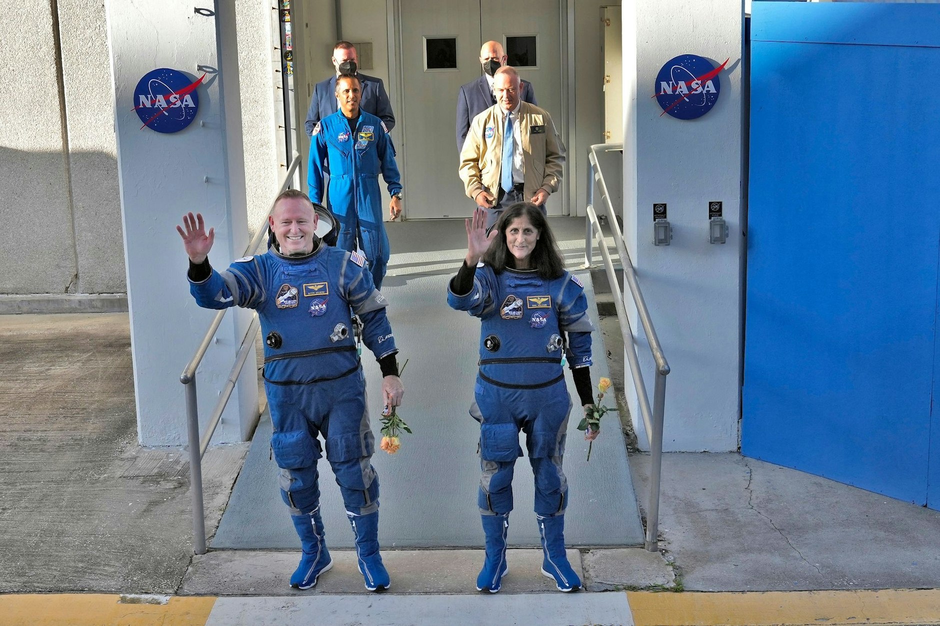 dpatopbilder - Die Nasa-Astronauten Butch Wilmore (l) und Suni Williams verabschieden sich und begeben sich zur Startrampe im Space Launch Complex 41 in Cape Canaveral, Florida. Von dort sollen sie mit der Boeing Starliner-Kapsel zur internationalen Raumstation abheben.  