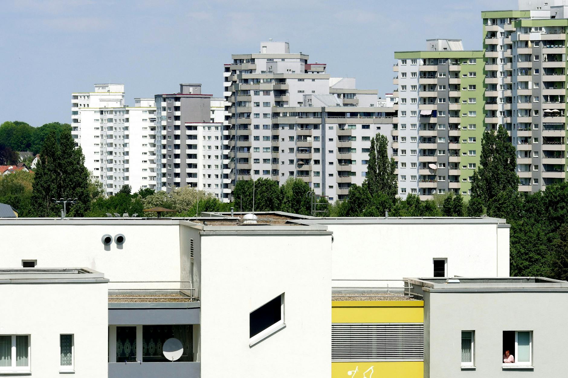 Hochhäuser des Märkischen Viertels in Berlin. Gebiete in diesem Ortsteil gelten laut einer aktuellen Erhebung als sozial benachteiligt.