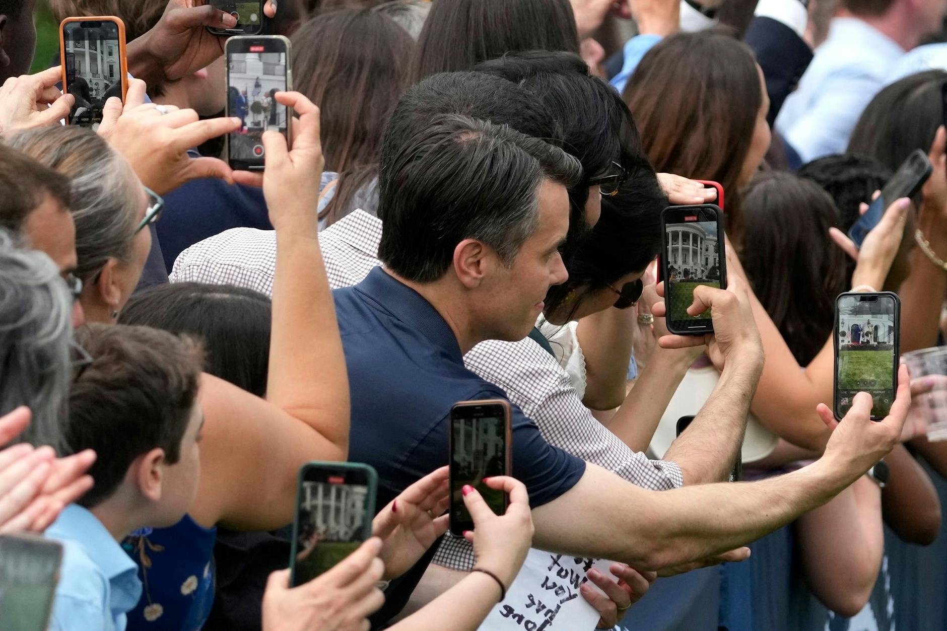Den Moment festhalten: Schaulustige machen Fotos mit ihren Smartphones, als US-Präsident Biden und die First Lady zu einem Kongress-Picknick auf dem South Lawn des Weißen Hauses ankommen.