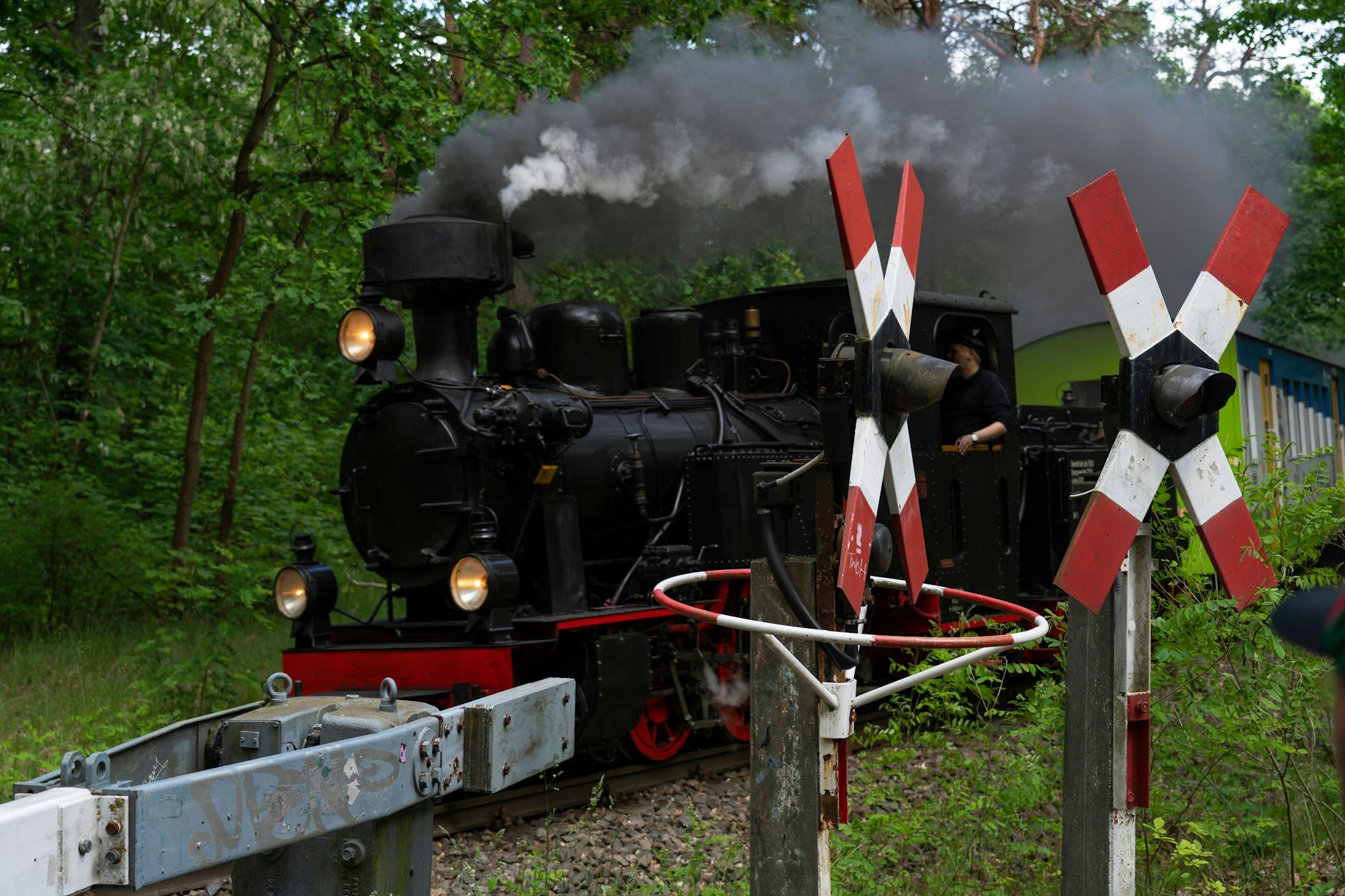 Neue Schilder sollen künftig durch die Wuhlheide und auch zur Parkeisenbahn leiten. Aber ist das für mehr als eine halbe Million Euro wirklich nötig?