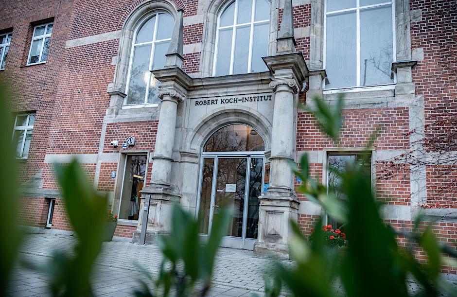 Der Eingang zum Robert-Koch-Institut (RKI) in Berlin: Von hier stammt der Whistleblower oder die Whistleblowerin, der oder die nun die komplett entschwärzten RKI-Files zur Veröffentlichung gab.