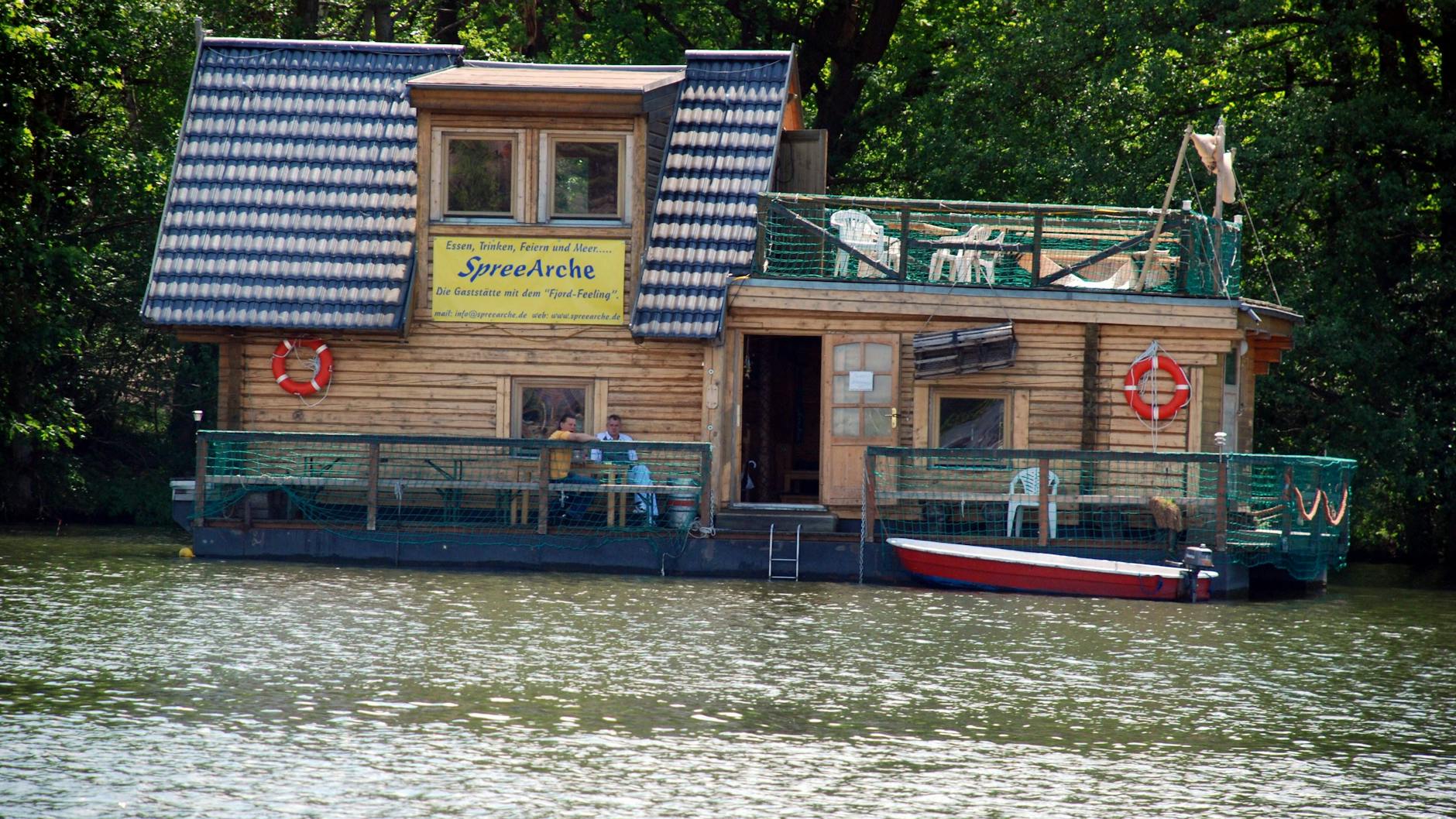 Die Spree-Arche in Köpenick ist beliebt bei Touristen und Einheimischen. Trotzdem soll das Kult-Restaurant auf dem Wasser abgeschafft werden.