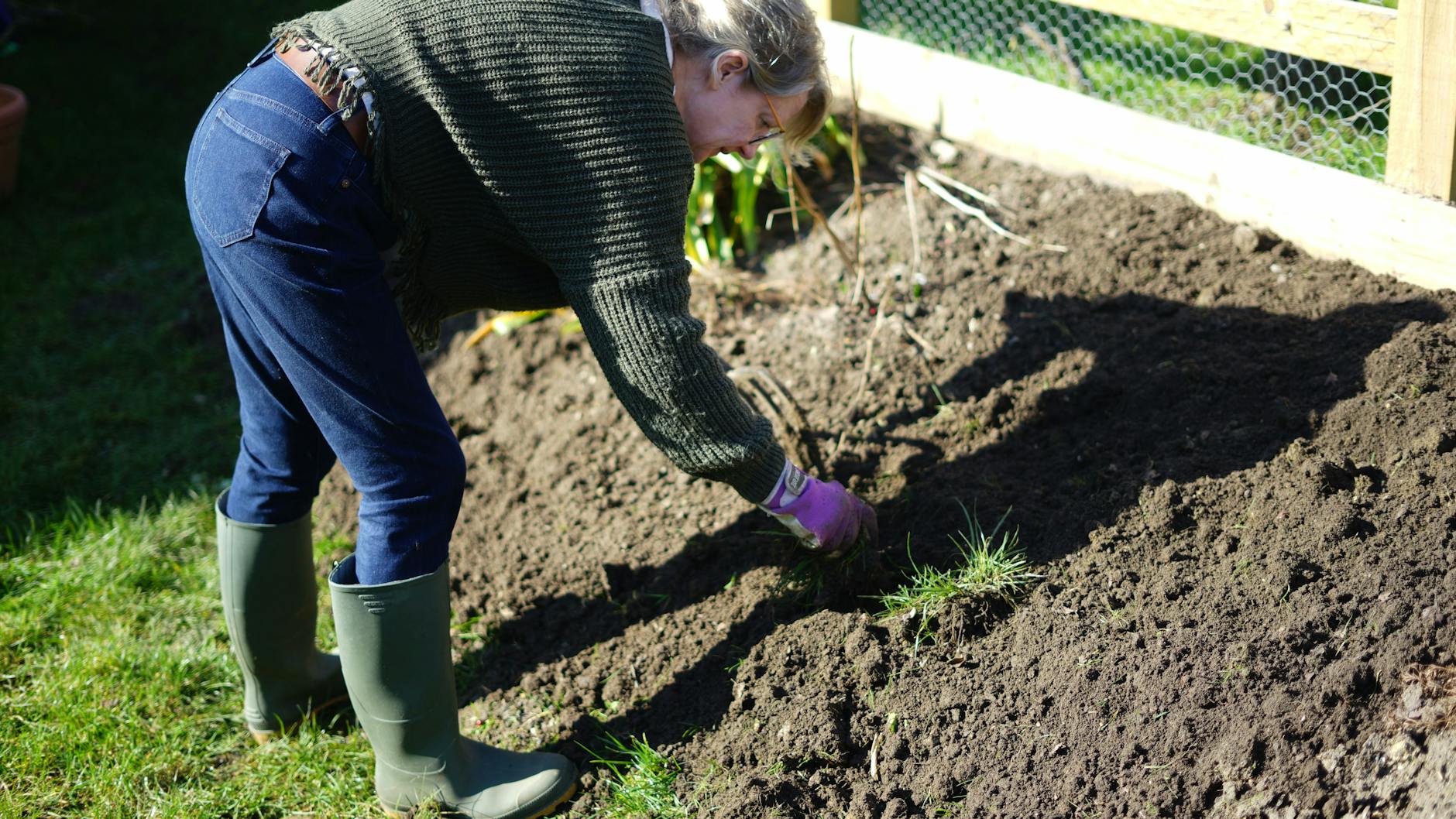 Bei der Gartenarbeit steht man häufig in Positionen, die für den Rücken anstrengend sind.